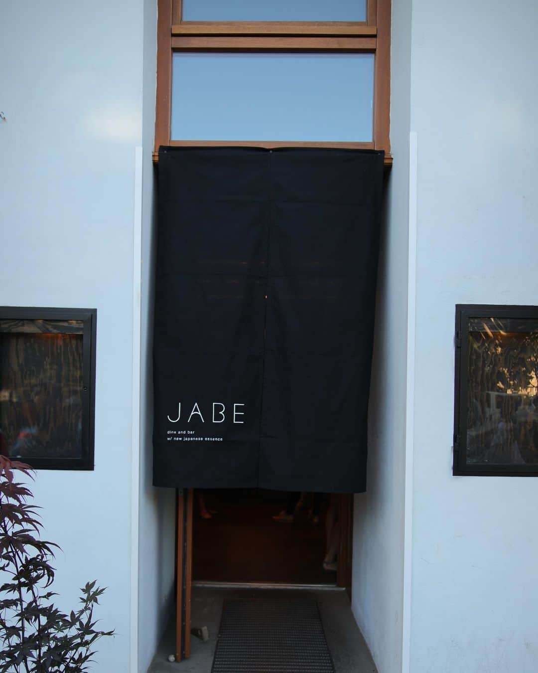 川上俊さんのインスタグラム写真 - (川上俊Instagram)「Branding, Art direction & Design  for JABE/Berlin - 最近はデザインがどうのこうのではなくて、僕らがブランディングやデザインするブランドが出来たことによって生まれる差分、その街や人々にどんな影響を与えることができるのか？ということに興味があります。  高いデザイン性を作り出すこととビジネスでの成功を考えること。それはもう当たり前として、リリースした後、社会やマーケット、街や人々に新たなトレンドや流行など、ポジティブな存在／ポジションになるということ。それが自分が存在するポジティブな意味になるなどとも思いながら、デザインやアートディレクションしています。  シンプルに、ポジティブな影響を生み出すもの、残り続けるもの、消費されないゴミにならないデザインやブランド。そういうものを作り続けたいと、最近とくに思っています。  #shunkawakami #artless」8月27日 9時56分 - shunkawakami