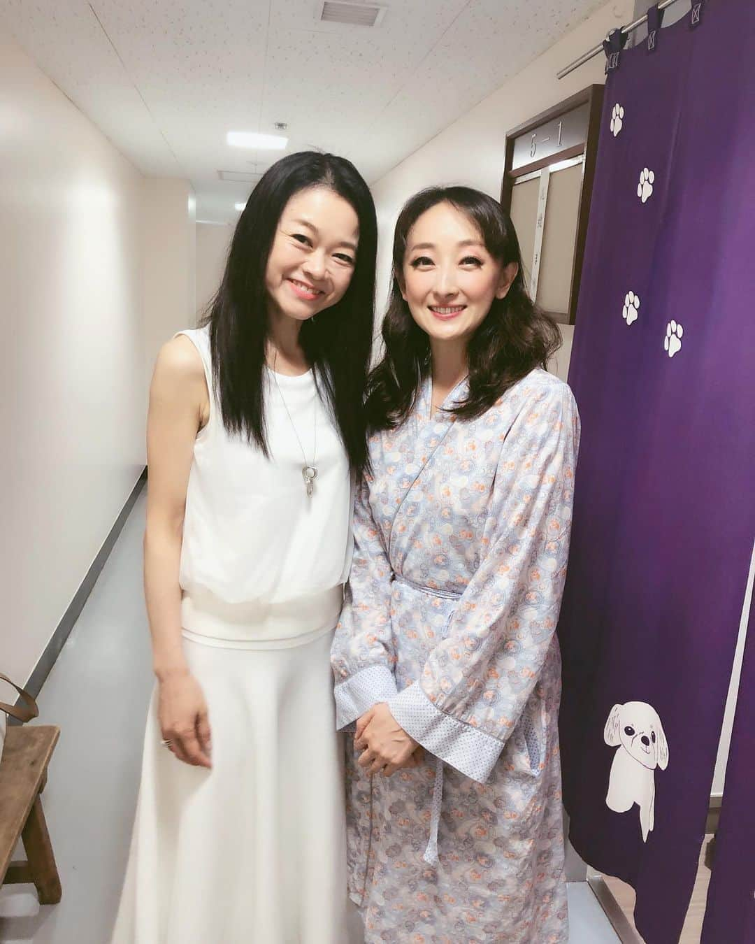 花總まりさんのインスタグラム写真 - (花總まりInstagram)「おもひで写真面会編。 大好きな吉田都さん✨ ご自分の引退公演を終え、お疲れの残る中、観にいらして下さいました！ 感謝感激😭 #エリザベート #帝国劇場 #吉田都 さん」8月27日 10時08分 - hanafusamari_official