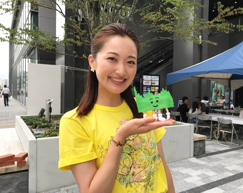西口真央のインスタグラム：「24時間テレビ🌟 イベントでは広島テレビ発のアニメ 「おしゃべり 唐揚げ あげ太」くん🍱🍗 のステージショー司会をし、”あげ太体操“やジャンケン大会など、あげ太くんと盛り上げました🌟 遊びに来てくださったみなさんありがとうございます！ . 広島で大人気のあげ太くん！ 私も広島弁覚えないと😂 毎週月曜日夜9:54〜放送中です！ . 1枚目の写真はこちらも大人気、バランのクサノくんと一緒に撮ってもらいました☺️ #あげ太くん #おでこ復活」