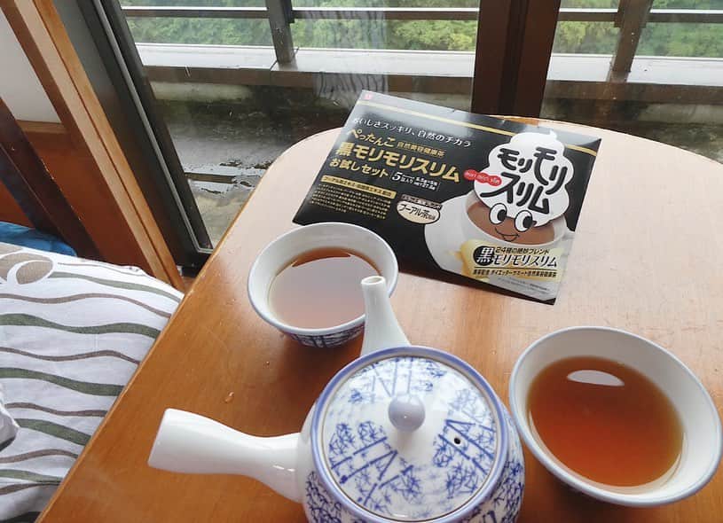 悠衣さんのインスタグラム写真 - (悠衣Instagram)「・ 旅行中でも持ち歩くこのお茶、 毎朝スッキリで美容健康茶なのにめっちゃおいしい！ ・ クセもなく飲みやすいので 濃いめに出して飲むのが好き ・ 景色を見ながらのお茶は最高ですねー♡#PR #黒モリモリスリム #モリモリスリム #スッキリ #お茶 #美容茶 #美味しい #プーアール茶 #ハーブティ #売上No1 #糖質制限 @morimori.n_official」8月27日 10時02分 - yu1_1987