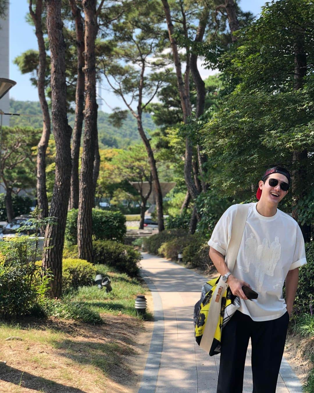 イ・ギウさんのインスタグラム写真 - (イ・ギウInstagram)「자유시간😎 얼마만의 광합성이더냐... 사진 잘 나왔네 피곤해보이고.. #이기우 #광합성 #나무나무 #인생선글라스 #톰포드 #ootd」8月27日 10時16分 - lee_kiwoo