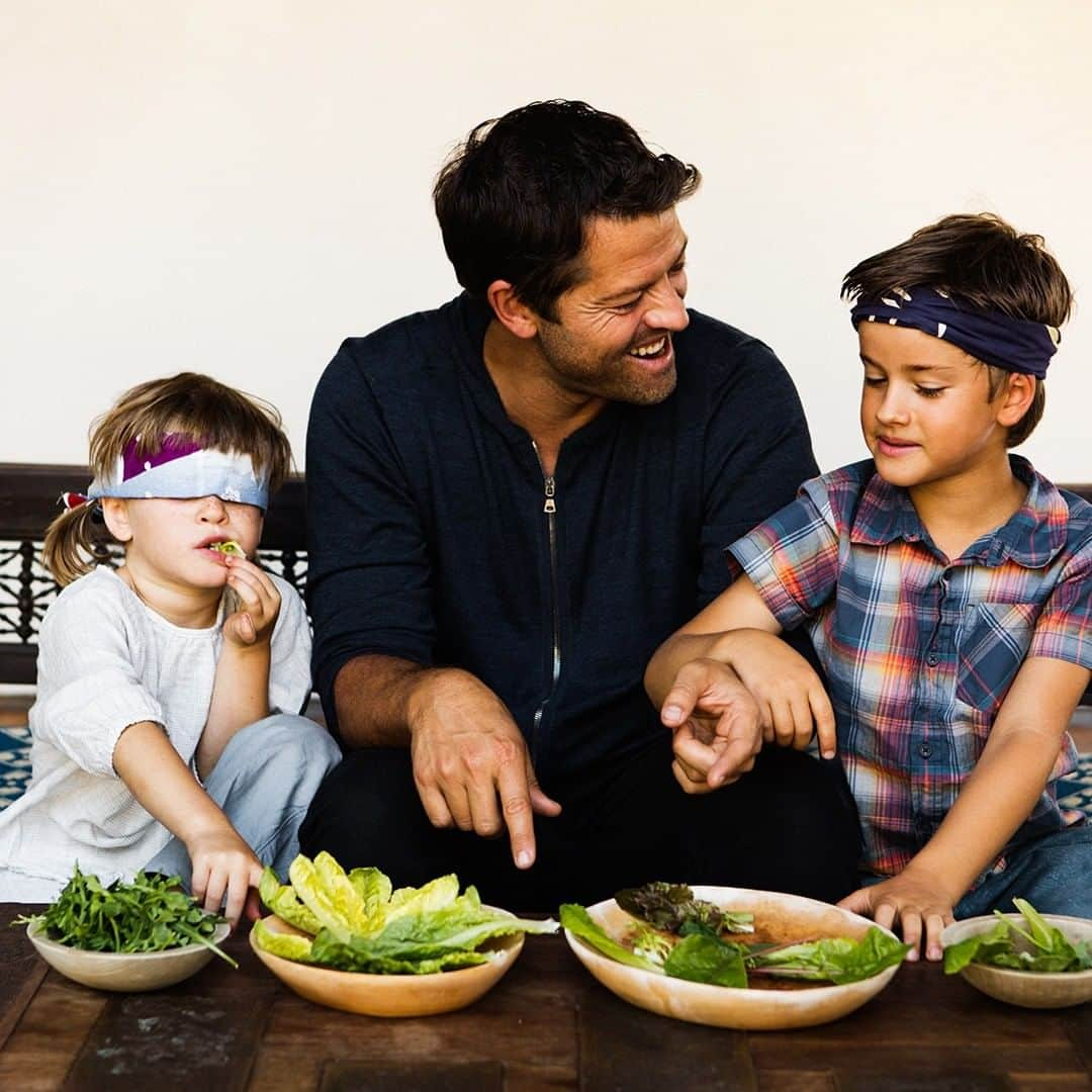 ミーシャ・コリンズさんのインスタグラム写真 - (ミーシャ・コリンズInstagram)「Let us LETTUCE taste test: Some parenting books suggest “hiding” vegetables in kids’ food. But why go to all that trouble when you can just blindfold them? For more hot tips, order our new cookbook, #TheAdventurousEatersClub! bit.ly/AEClub_HC」8月27日 10時14分 - misha