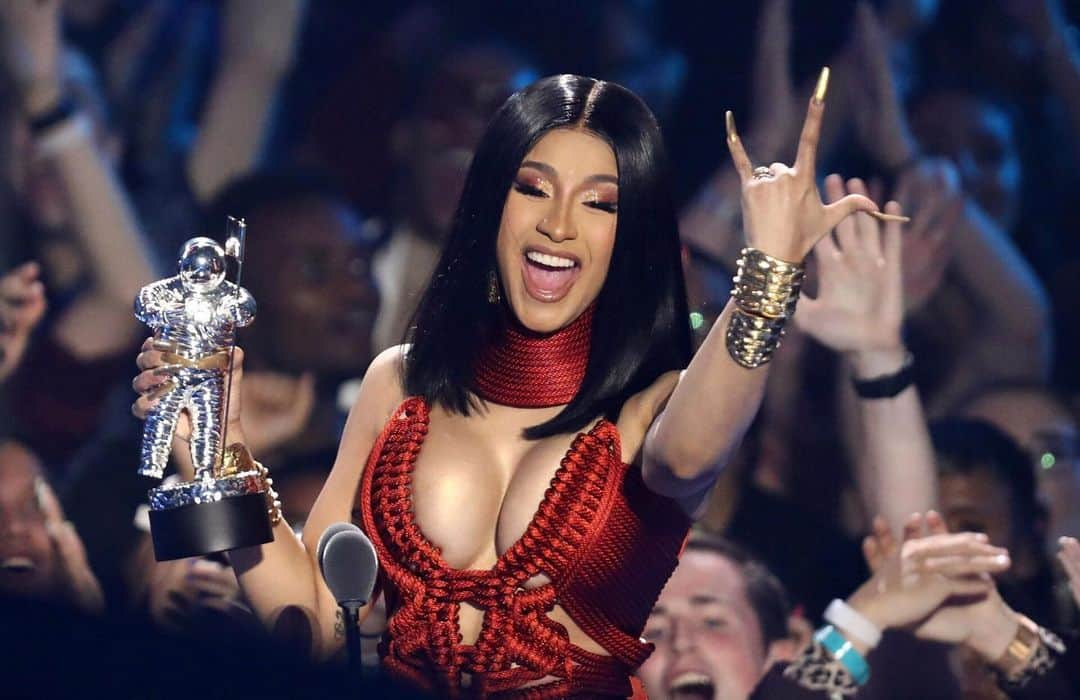 New York Times Fashionさんのインスタグラム写真 - (New York Times FashionInstagram)「Okurrr... Cardi B won best hip hop video for "Money” at the #vmas  Photo by Matt Sayles/Invision, via Associated Press.」8月27日 10時24分 - nytstyle