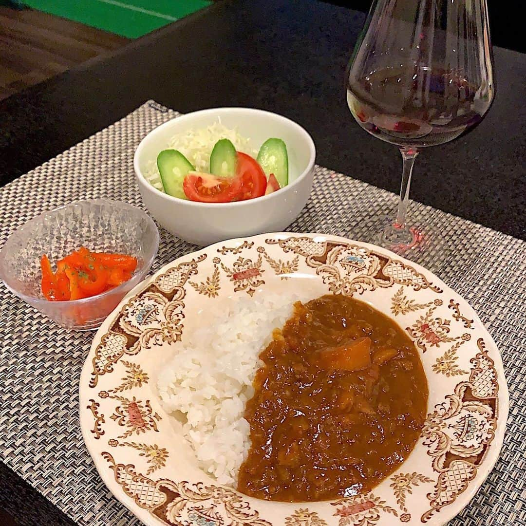 原史奈さんのインスタグラム写真 - (原史奈Instagram)「久しぶりに作ったカレーが美味しくできた🍛 #お家ご飯#カレーライス#久しぶりに作った#サラダ#パプリカのピクルス#ワイン#美味しくできた#チキンカレー#辛口#原史奈#ゴルフ#ゴルフレッスン#ゴルフ女子#ゴルフ男子#ゴルフ大好き#golf#ゴルフウエア#ゴルフコーデ#ゴルフグッズ#ゴルフ動画#ping#ピン#gle#gle2#even#doubleeagle#archivio#cuartounited」8月27日 10時18分 - fuminahara