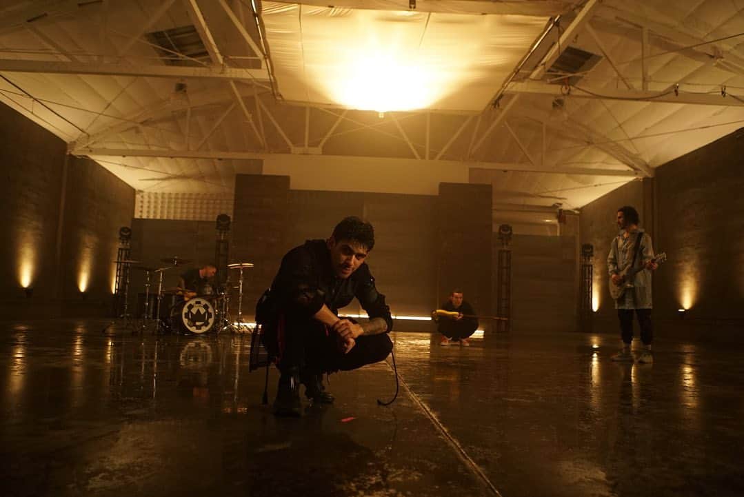 アンドリュー・ヴェラスケスのインスタグラム：「Got home. Made a thing. What song do you think it’s for?」