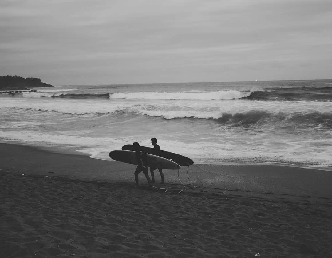 ユン・ジンソさんのインスタグラム写真 - (ユン・ジンソInstagram)「#중문해수욕장 #거센파도 , 파리에서 온 그와 남편은 입수 하고 난 구경만 한날 🖤 #surfing」8月27日 10時24分 - augustjin