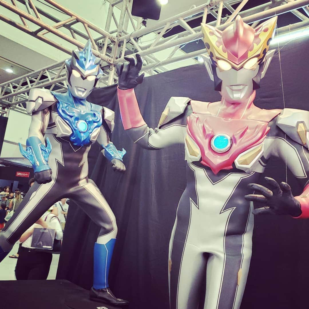 東朋宏さんのインスタグラム写真 - (東朋宏Instagram)「昨日は急遽元ウルトラマンXの大空大地、高橋健介くんにウルフェス連れてってもらいました‼️ ほとんど知らないウルトラマンだったけど、こういうのはやっぱテンション上がるね～！ ショーも観たけど子供たちの｢がんばれ～！｣って声を聞いてたらなんか泣きそうになっちゃった。。。(笑)  最近のはウルトラマンも敵もめっちゃカッコ良いね～‼️ あと敵か味方か分からないけど、なんか浅草で見かけたことありそうなおばさんみたいなのがいたな。。。(笑)  とりあえず写真いっぱい撮ったから見て～‼️ #薬酒インスタ対決 #ウルトラマンX #大空大地 #高橋健介 #ウルフェス #ウルトラマンフェスティバル #池袋 #子供も連れていきたかった」8月27日 10時33分 - tomohiro_azuma