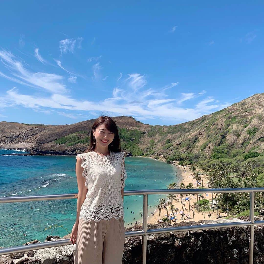 のインスタグラム：「夏休みinHAWAII🌺 お盆に家族でハワイに行ってきました。バン貸切ツアーで寄ったハナウマ湾の海が美しすぎてキラ次に訪れたら絶対泳ぎたい!! 2枚目はホテルのバルコニーからの眺め..コンドミニアムでとっても快適でした✨ #hawaii  #trumpinternationalhotelwaikiki  #父32年ぶりのハワイ #またいつかみんなで来れますように」