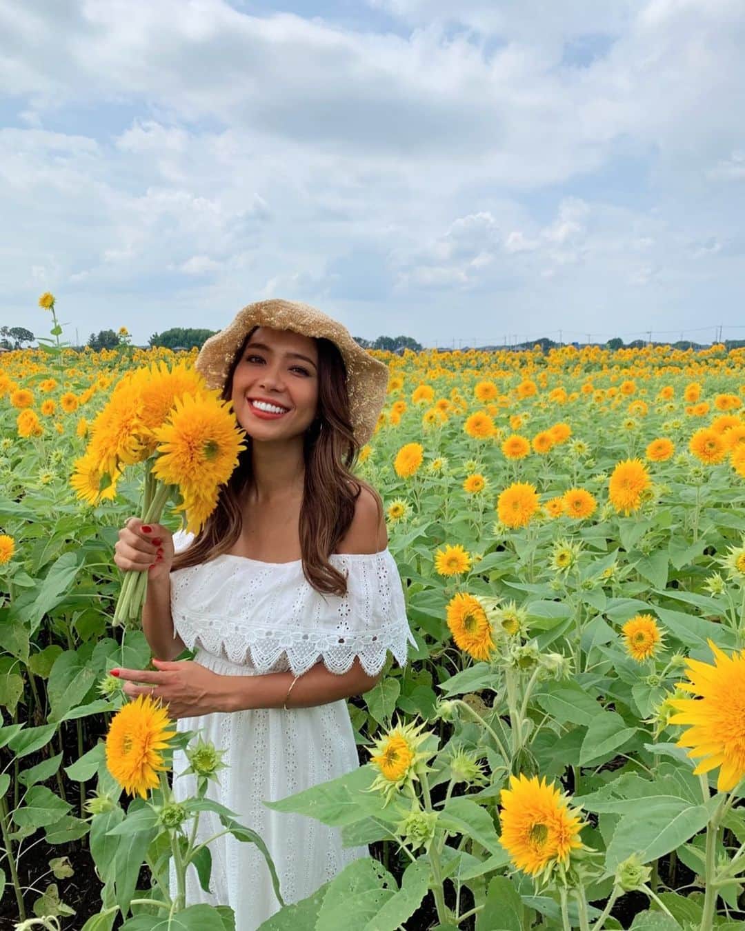 エリカ・セイラさんのインスタグラム写真 - (エリカ・セイラInstagram)「ゴッホのひまわり🌻🌻 #ひまわり畑 #ひまわり #あけのひまわりフェスティバル #八重ひまわり #ゴッホのひまわり #sunflowerfield #sunflower #sunflowerfields #sunflowerfarm #sunflowers #HalfJapanese #eurasian #sunflower🌻 #🌻 #ひまわり畑🌻 #ゴッホ #vincentvangogh #vangoghsunflowers #お花畑 #flowerfield #smile」8月27日 10時47分 - erica_sarah_