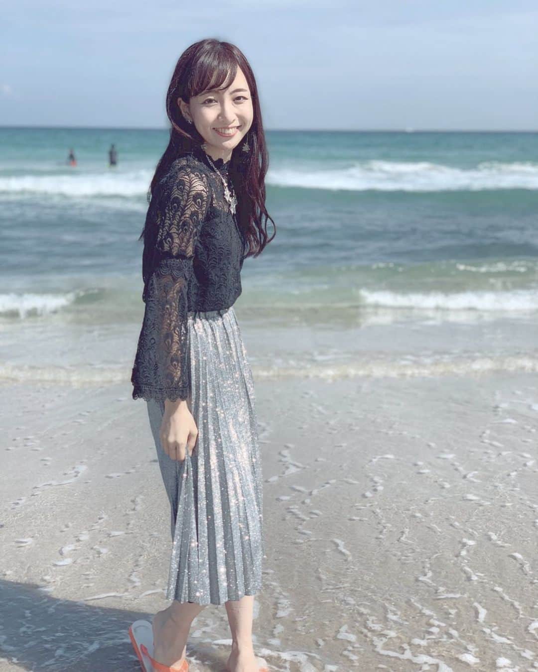 のインスタグラム：「. . この夏は海行かずして終わりそう😨 去年の写真🐬✨ 海行きましたか？ . .  #海 #sea #beach #夏 #summer #写真 #picture #beachsandals」