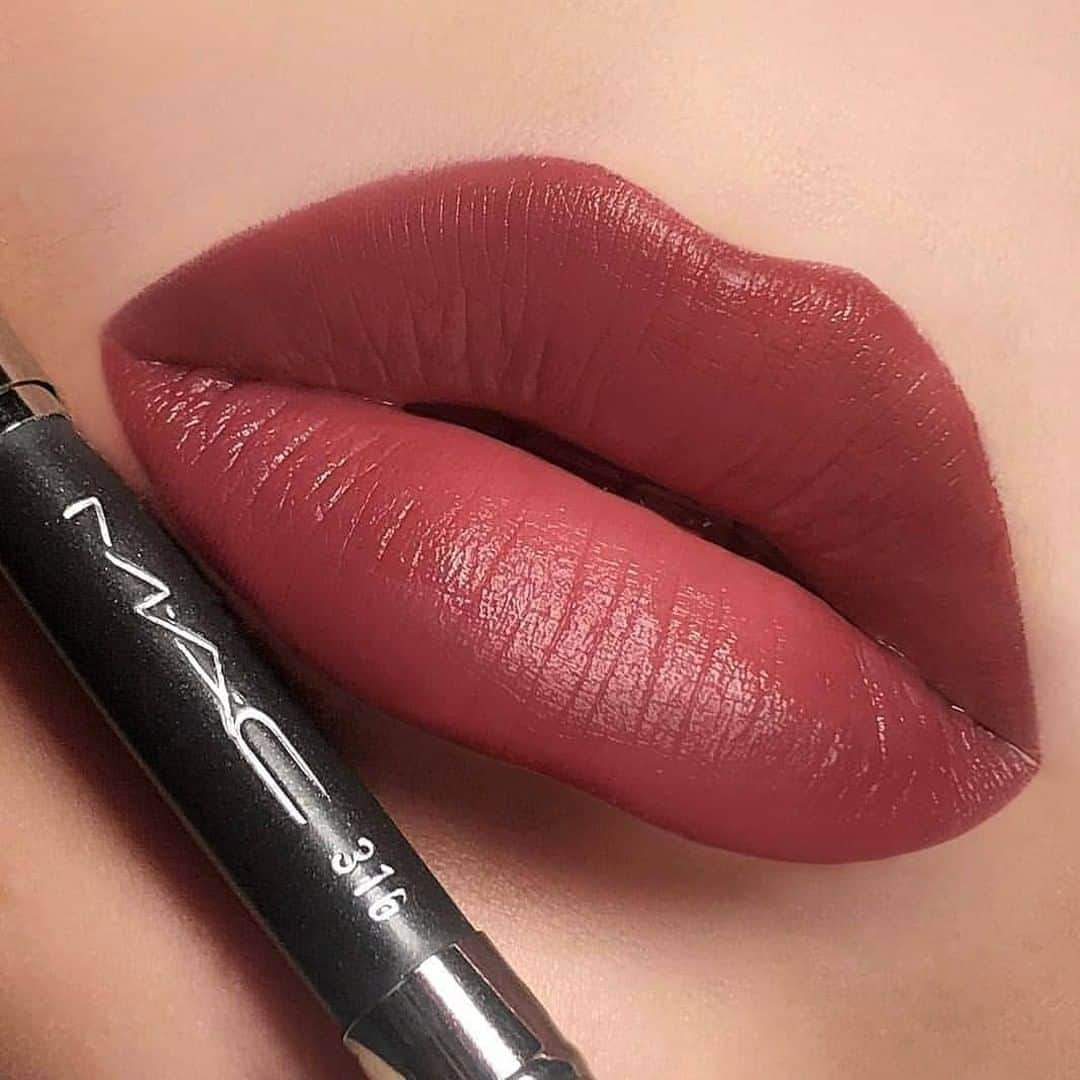 M·A·C Cosmetics Canadaさんのインスタグラム写真 - (M·A·C Cosmetics CanadaInstagram)「Hot (lip) tip: Use a small brush to get a crisp and defined edge to the lip 💋 M·A·C Artist @sam.n_mac applied #MACLoveMe Lipstick in Bated Breath with Brush #316」8月27日 11時00分 - maccosmeticscanada