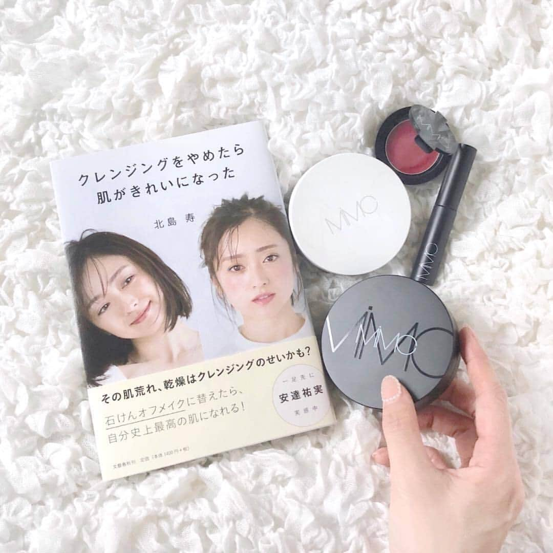 MERY BEAUTYさんのインスタグラム写真 - (MERY BEAUTYInstagram)「. #クレンジングをやめたら肌がきれいになった . クレンジングをやめる、つまり石けんでオフできる #ナチュラルコスメ でメイクをするということ♡ そんなナチュラルコスメから、おすすめのMiMCのリキッドファンデをご紹介。 化粧下地いらずで美容液をたっぷり含んだミネラルパウダーが肌にとけこみ、素肌が綺麗になったようなナチュラルな肌に仕上げてくるみたい。 . 9月に『肌がきれいになる石けんオフメイク』という本も出版されるみたいなのでお楽しみに♩ . MiMC（ @mimc_natural ） ミネラルリキッドリーファンデーション〈全5色〉¥7,020（tax in） . photo by @hiipiink @n.sanamin . MERYでは他にも「かわいい」に近づくさまざまな情報を発信しています。 @mery.jp かわいいに近づく情報をたっぷりご紹介！ @mery_spot 話題のカフェやお出かけスポット情報をお届け♡ こちらもぜひチェックしてみてください！」8月27日 11時00分 - mery.beauty