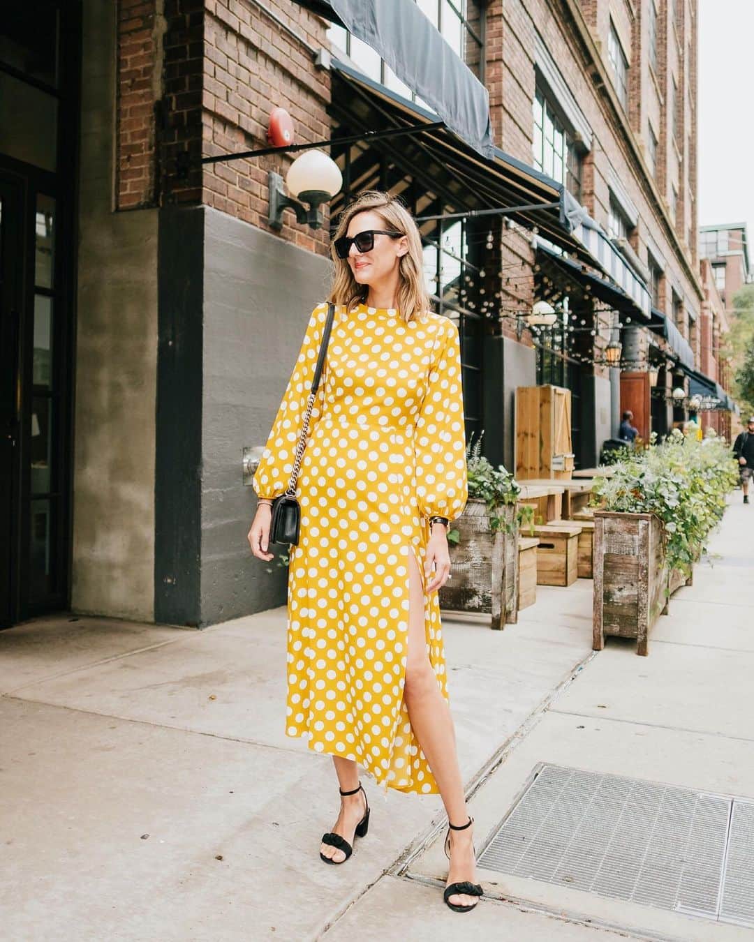 Anna Jane Wisniewskiのインスタグラム：「Note to self: don’t forget to wear this golden yellow hue again this fall. (Dress is from topshop last year but found several golden dresses at various price points 👉🏻 http://liketk.it/2EswZ #liketkit @liketoknow.it ) #topshop #yellowdress 📸 @ironandhoney」