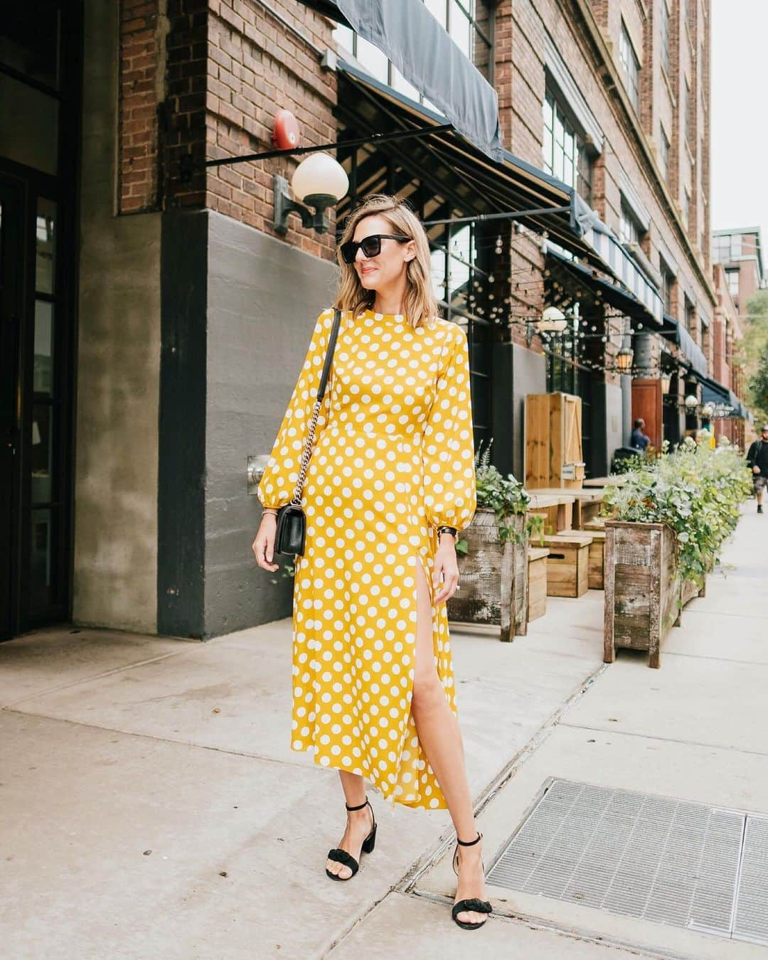 Anna Jane Wisniewskiさんのインスタグラム写真 - (Anna Jane WisniewskiInstagram)「Note to self: don’t forget to wear this golden yellow hue again this fall. (Dress is from topshop last year but found several golden dresses at various price points 👉🏻 http://liketk.it/2EswZ #liketkit @liketoknow.it ) #topshop #yellowdress 📸 @ironandhoney」8月27日 10時53分 - seeannajane