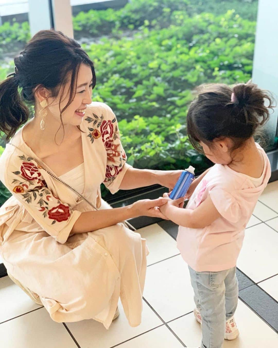 Fam's Baby ファムズベビーさんのインスタグラム写真 - (Fam's Baby ファムズベビーInstagram)「もう夏終わり…？と 思ってたら全然まだまだ暑い日が続くようですね😵 ・ 赤ちゃん、お子様にお使い頂く時は噴射時冷たく感じるスプレー仕様ですので冷たいのが苦手でしたらママが一度手にとって塗ってあげてください✨ お肌の弱いママ、大人の方にも是非使って頂きたいです🤗 ・ ・ #敏感肌スキンケア#オトナ女子美日和#大人美容#30代美容#40代美容#ママ美容#敏感肌用#肌荒れやばい#肌荒れ対策 ・ ・ #Repost @kaori_hydrangea ・・・ 大好きなファムズベビーから日焼け止めが発売されたと知って早速使ってみました❣️ ・ 赤ちゃんでも安心して使える日焼け止め☀️ なんと塗ったまま寝ちゃっても大丈夫なくらいお肌に優しいんだって👶 ・ あらゆるダメージから守ってくれるバリア機能もあるから、ママも化粧下地にも使えて最高🙌 ・  伸びが良いから時間がないときもサラッとぬれる✋ ・ #ファムズuv #famsuv #ファムズ日焼け止め #エンジェルuvスプレー #angeluv #敏感肌日焼け止め #promotion #zara #ザラ #bebe #ママ #日焼け防止 #肌に優しい #親子で使える #instagood #instalike」8月27日 10時53分 - famsbaby