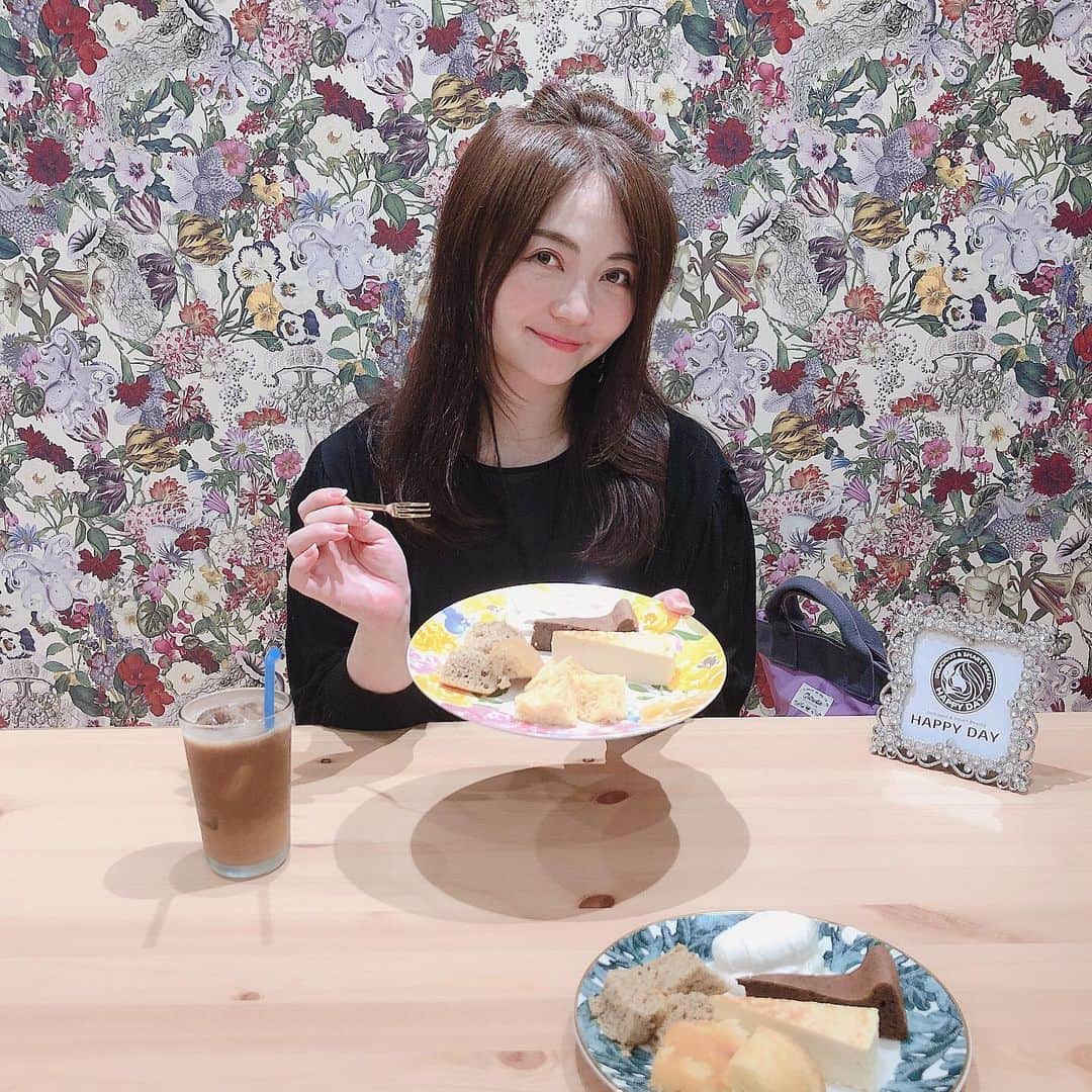 大井智保子さんのインスタグラム写真 - (大井智保子Instagram)「広島の情報が満載の人気雑誌、 『TJ Hiroshima』に載っていた、 低糖質専門店 "HAPPY DAY" ( @locabo_life )が気になって気になって、 行ってみたよ🧁 . ♡チーズケーキ ♡シフォンケーキ ♡紅茶のシフォンケーキ ♡ガトーショコラ 4種のケーキ盛り合わせで、なんと……スタバのカフェラテ1杯分にもいかない糖質なんだって…😳 でも食べてみるとちゃんとしっかり甘くて美味しくて、 糖質制限できているのにかなりの満足感🤩 罪悪感はゼロ👏 . 食べるの大好き&食べること絶対我慢したくない&美味しいものしか食べたくないわたしでも、こんなに甘くて美味しいケーキ食べていいなら、 低糖質生活できるんじゃないかって思えてきたよ😆🍰 . カフェラテ1杯飲むならケーキ食べた方がなんかお得じゃん？なんか、カフェラテだけで糖質とるの損じゃん？みたいな気持ちになっちゃうから、不思議です😂 . 「まずは朝ごはんを低糖質なクラウドブレッドに変えるだけで、身体が変わりますよ」と、とっってもスリムなスタッフさんに教えていただいたので、 プチ低糖質生活はじめてみようかな😋 HAPPY DAYさんの店舗は今は広島にしかないけど、 通販もやってるとのことなので、 冷凍庫ぱんぱんに注文してみます😊😊 . . #HAPPYDAY #低糖質専門店happyday  #広島スイーツ #広島カフェ #広島ケーキ屋 #ケーキ屋  #スイーツ #ケーキ #十日市町カフェ #十日市スイーツ #低糖質 #低糖質専門店 #糖質制限 #低糖質ケーキ  #クラウドブレッド #ロカボ #ロカボパン  #tjhiroshima #tj広島  #diet #ダイエット #ダイエットメニュー #ダイエット食品 #chihoko飯」8月27日 10時56分 - chihokoi
