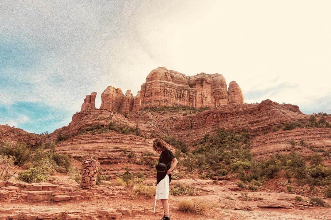 のインスタグラム：「Hike🏃🏽‍♀️🏔 要らないものはここに捨てて、自然のパワーを感じて、吸収して、山登りまくってます。」