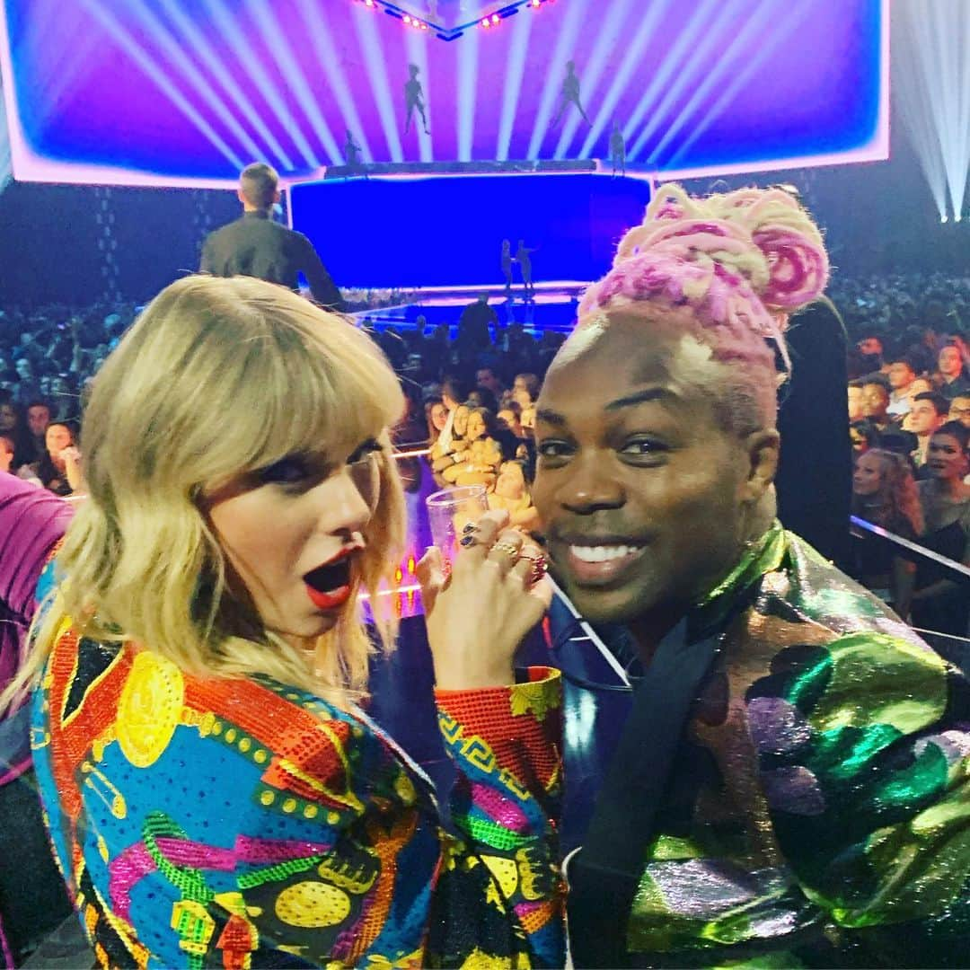 ジェシー・タイラー・ファーガソンさんのインスタグラム写真 - (ジェシー・タイラー・ファーガソンInstagram)「Seat mates. @vmas @todrick @taylorswift」8月27日 11時10分 - jessetyler