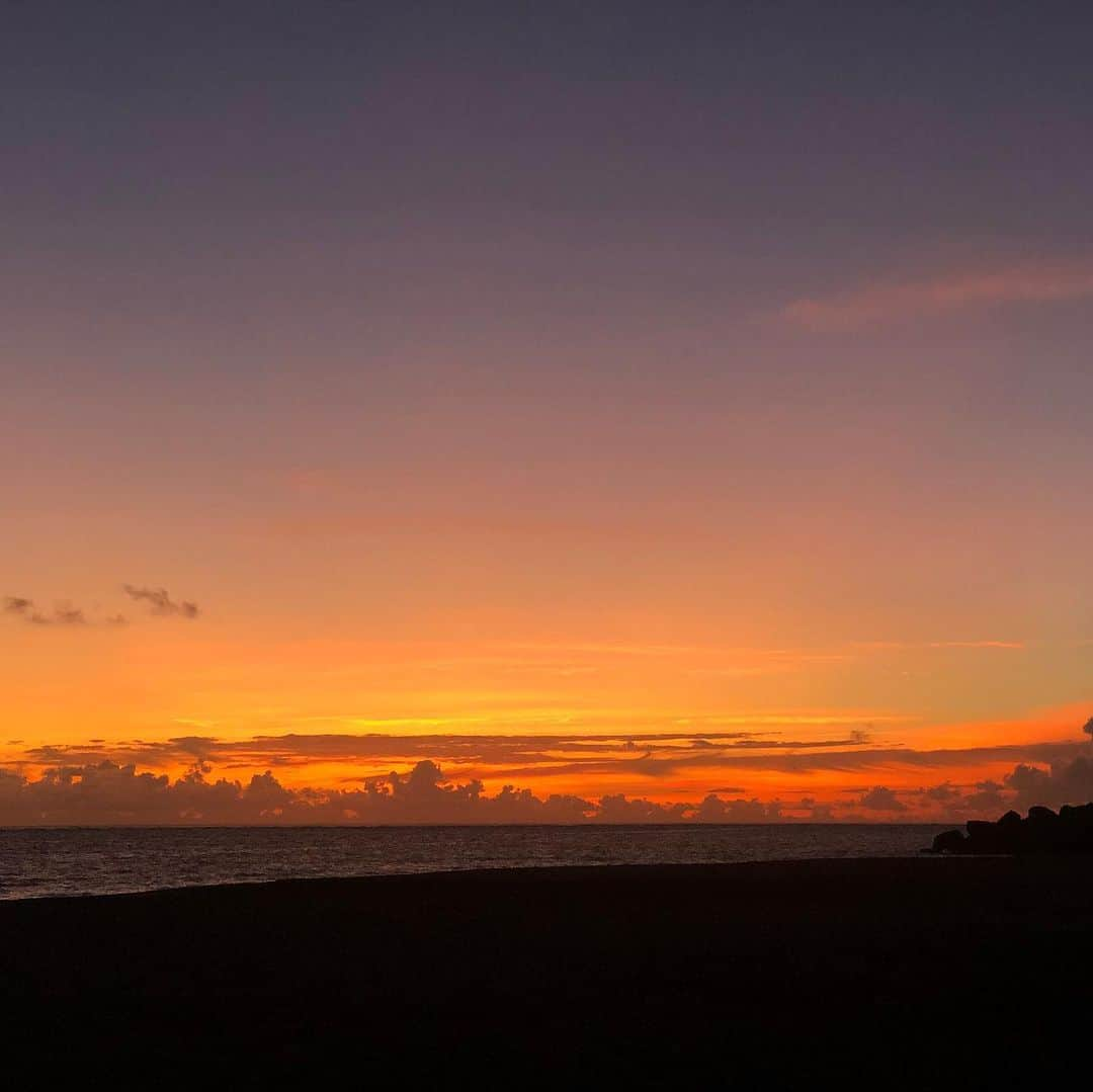 田中律子さんのインスタグラム写真 - (田中律子Instagram)「久米島サンセット🌞🤩 もー、昨日の久米島は全てがパーフェクト💯滞在時間24時間なかったけど、久米島満喫❤️ #久米島 #久米島観光大使  #久米島観光大使8年やってます  #1番好きな時間 #sunset  #久米島ありがとう  #今から一瞬東京帰ります #29日からまた沖縄」8月27日 11時35分 - ri2kotanaka