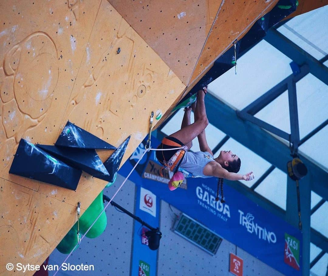 ブルック・ラバウトゥーさんのインスタグラム写真 - (ブルック・ラバウトゥーInstagram)「I had a great time in Arco!!! I really enjoyed myself on the final lead climb and was happy to take away the bronze! A huge congratulations to @laura.rogora for climbing beautifully all weekend and taking the victory🥇on home turf, and @nolwennarc for 🥈🥳 just landed in Denver and am beyond excited to FINALLY be home!! 📸: @sytsevanslooten」8月27日 11時33分 - brookeraboutou