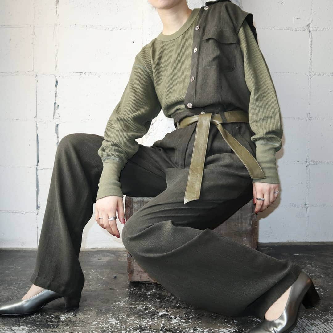 吉祥寺 古着屋 Orfeoのインスタグラム：「All Khaki/Sleeveless Jumpsuit  #orfeo #kichijoji #tokyo #vintage #used #fashion #coordinate #outfit #オルフェオ #吉祥寺 #東京 #古着 #古着屋 #ヴィンテージ #ユーズド #ファッション #コーディネート  掲載商品のお問い合わせはメールにて承っております。コメント、DMでのお問い合わせは受け付けておりませんのでご了承ください。」