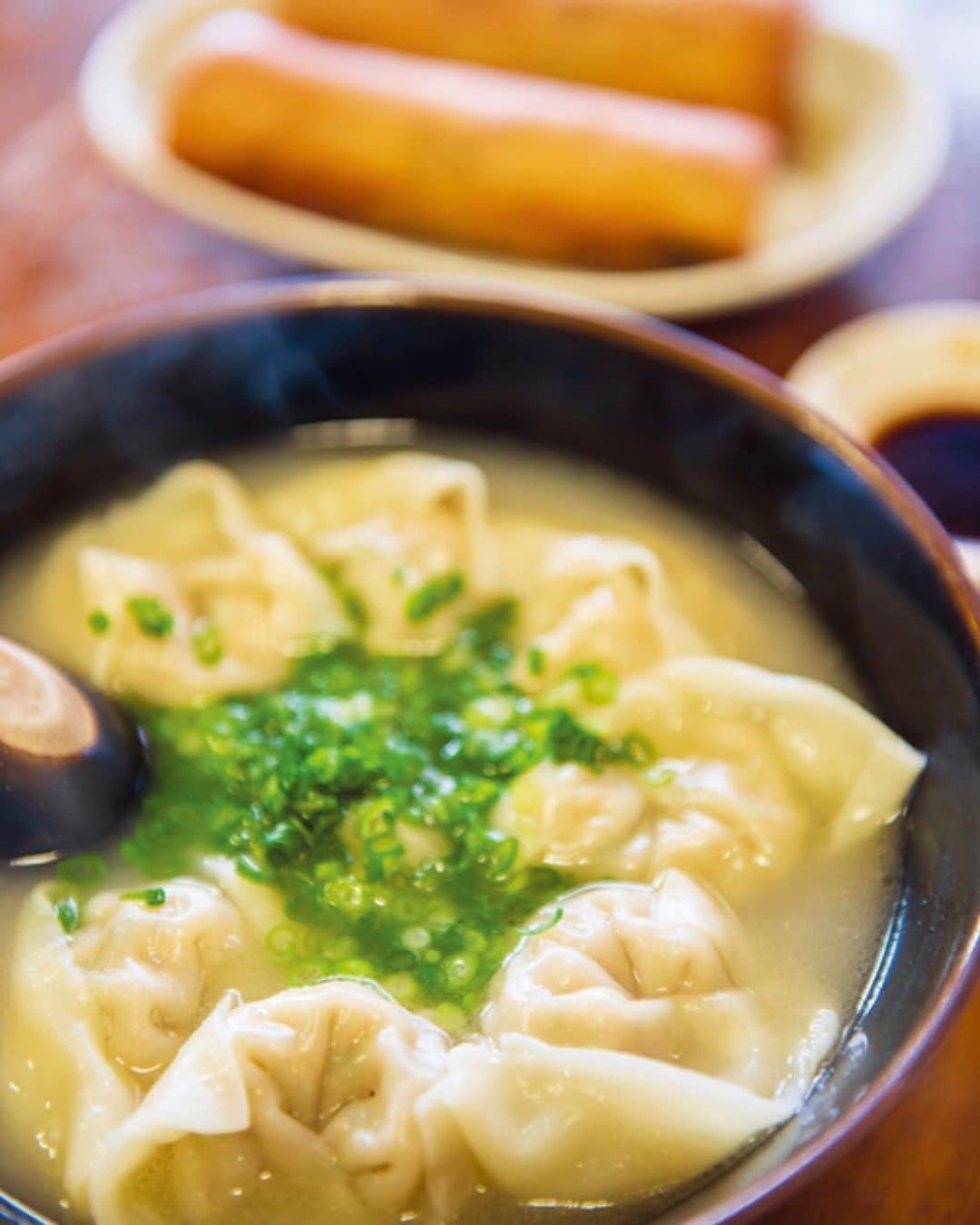 のインスタグラム：「本場の味が楽しめるワンタン専門店「上海わんたん・食彩厨房」のミックスわんたん。 ・ 上海で作られるワンタンは、日本でよく見られる三角折りのものではなく、皮で包めるギリギリの量のあんが詰まった大ぶり。まるでスープに浮かんだ小籠包のようで、ひと口では食べきれないほど😳 ・ 全て手作りのため、売り切れ次第閉店する日もあるとか。ですが…嬉しいことにお取り寄せが可能✨ ・ サイドメニューの春巻きも具だくさんで美味しいですよ😋 ・ 📍東京都大田区蒲田1-13-7  #グルメ #東京 #tokyo #蒲田 #わんたん」