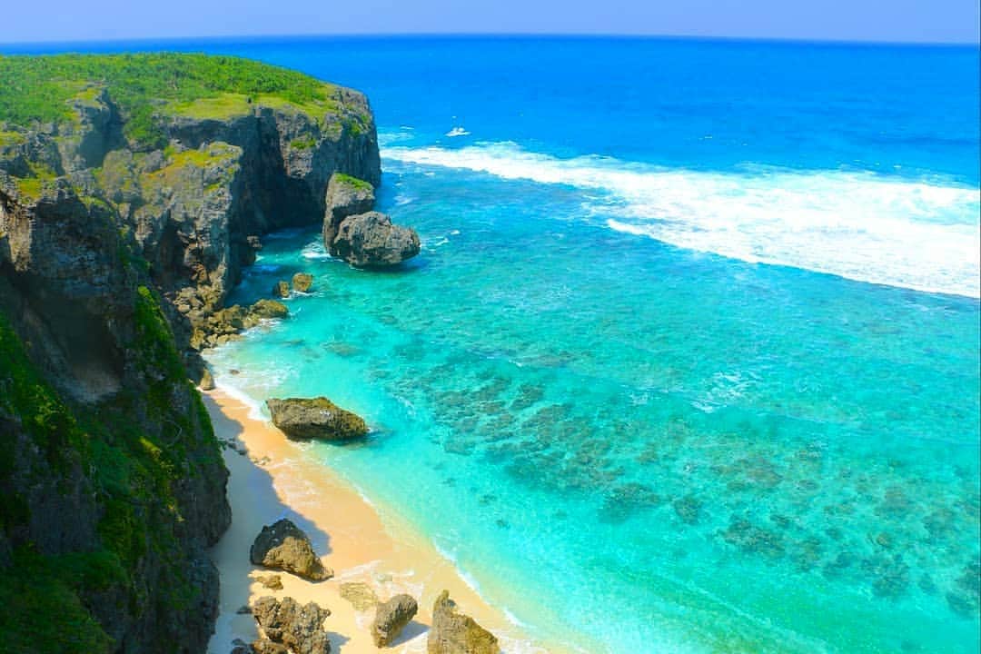 旅行比較サイト・トラベルコ 理想の旅を、いちばん安く。のインスタグラム：「#沖縄 #与那国島  ここは紛れもなく日本でいちばん端っこの島！ 日本の最西端です。  与那国行きの船や飛行機が発着している石垣島よりも、台湾のほうが直線距離では近い位置にある島なんです。年に数回、気象条件の良いときには、与那国島から約111km離れた台湾が見えることもあるのだとか。  そんな与那国島では、吸い込まれそうなブルーの海が印象的！　島の東側にある東崎周辺や6畳ビーチなどでは“与那国ブルー”の鮮やかな海を眺められます🌊  そして島内を巡っていると出合うのが、優しい目をした与那国馬。草原でのんびりと草を食んでいる馬たちの光景も絵になります🐴  そしてこの島で見る“日本でいちばん最後に沈む夕陽”も必見！ 与那国島では43度のアルコール度数をもつ泡盛も造られているので、お酒好きの方は、夕陽を眺めながら泡盛の盃を傾け、まったりと過ごしてみてはいかが？ そして、そのあとに広がる満天の星空も感動的ですよ✨  最近、少しずつ秋の気配を感じられるようになってきましたが、魅力いっぱいの最果ての島では、まだまだ夏を感じられます。 ぜひ与那国島へ、お出かけしてみてくださいね♪  1枚目：島の北東側にある6畳ビーチ。ブルーが美しい！ 2枚目：東崎（あがりざき）ののどかな風景  3枚目：島で出合える与那国馬たち 4枚目：西崎（いりざき）にある「日本最西端の碑」 5枚目：日本最西端の夕映え * * * あなたが訪れた旅先での写真に《 @travelko_chan 》《 #トラベルコ 》《 #travelko 》とタグ付けして投稿してみてください！こちらのアカウントで紹介させていただくかもしれません♪ * * * #沖縄 #与那国島 #石垣島 #八重山 #台湾 #okinawa #離島 #絶景 #国内旅行 #travel #trip #japantrip #japantravel #sightseeing #フォトジェニック #旅行好きな人と繋がりたい #写真好きな人と繋がりたい #女子旅 #一人旅 #カメラ女子 #カメラ男子 #photooftheday #followme #instatravel #travelgram #instagood #instaphoto #travelko #トラベルコ #トラベルコちゃん」