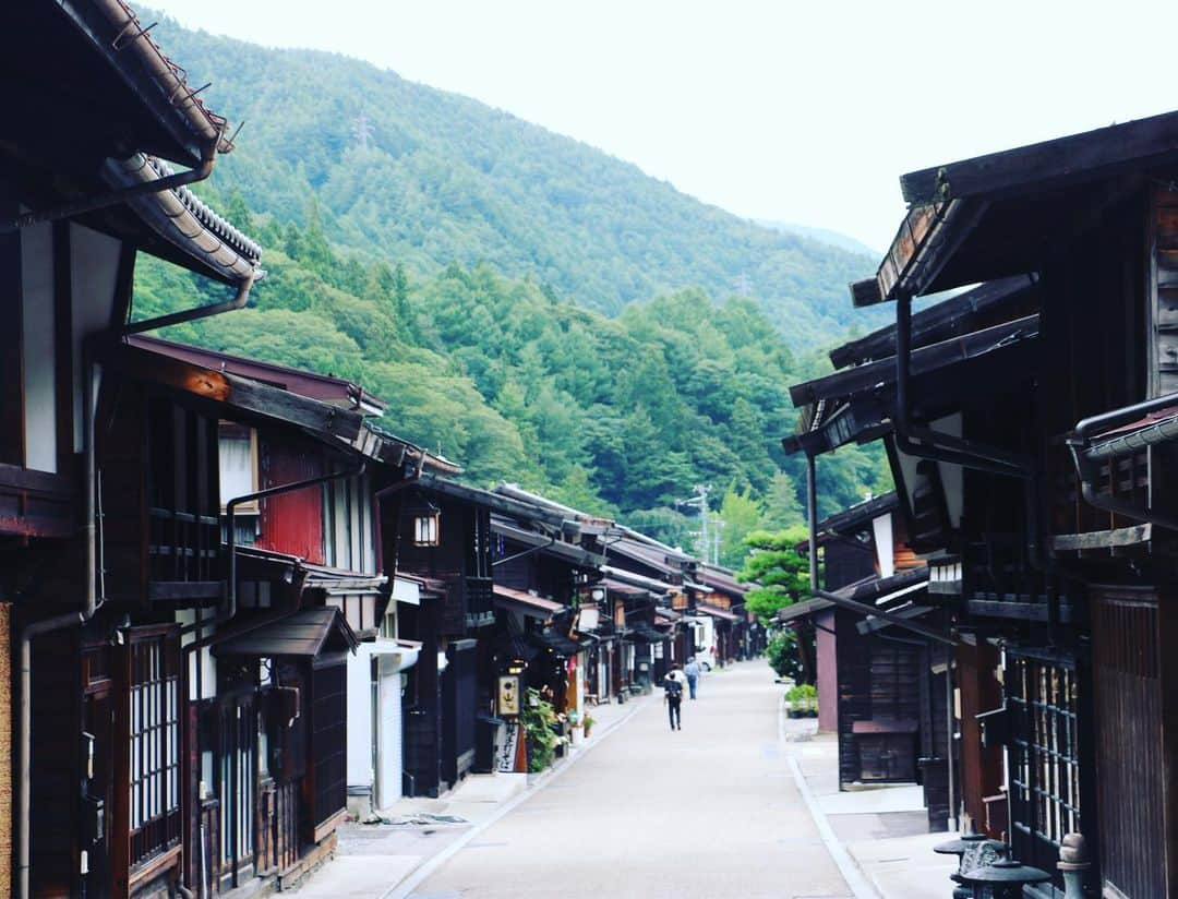 michikoscookingさんのインスタグラム写真 - (michikoscookingInstagram)「Narai-juku  It’s one of the local villages in Nakasendo highway.  You can feel the atmosphere of old Japan here!  1週間ほど信州を旅していました。  信州大好きで、 年に数回行きますが何度行っても飽きることがない。 毎回新たな魅力を発見します。  美味しい空気に美味しい水。 ところどころ残る昔の街並み。  背後に見える山々。  いるだけで心洗われる。 本気で移住したくなります。  写真は、奈良井宿。 旧中山道の宿場です。 1キロに渡る宿場は日本最長なんですって。  木曽檜や漆器、お六櫛（おろくぐし）という櫛などが有名。  去年お仕事で秋田の比内地鶏応援隊をやらせていただいて以降、各地域の食材、文化、伝統工芸がとても気になります。  量産されたお手頃のものもいいけれど、職人さんが丁寧に作ったその土地ならではのものは量産品とは違う魅力があります。  日本の素晴らしい伝統工芸を守りたい、 微力ながらも協力したい、 そんな思いでついつい財布の紐が緩みます。  買ったものはまたおいおい…。 ・  年々観光地に外国人旅行客が増えていると感じますが、 御多分に洩れず奈良井宿も。  旧中山道を歩いて宿場町に泊まり歩くという旅行客も 増えているそうです。  古き良き日本を一歩一歩歩みながら知る、 そんな旅も素敵ですよね。  #naraijuku #oldjapan #japansightseeing #nagano #奈良井宿 #信州旅 #旅の記録 #中山道 #木曽路 #古き良き日本 #宿場町  #信州 #長野 #お六櫛  #ミネバリ」8月27日 11時45分 - michikoscooking