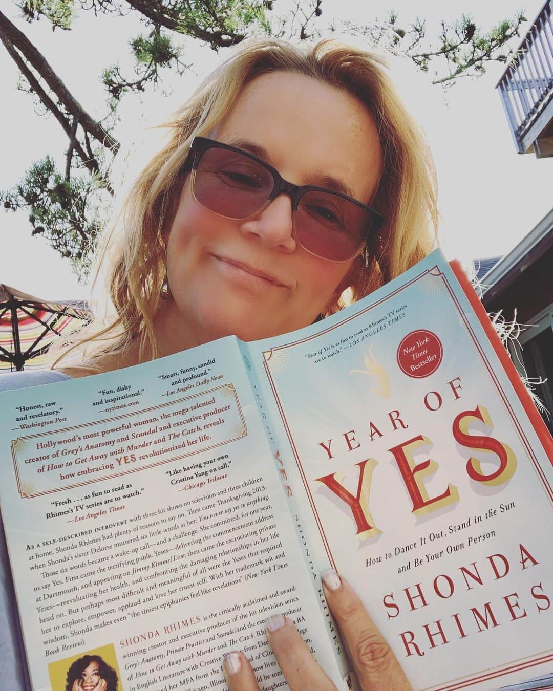 リー・トンプソンさんのインスタグラム写真 - (リー・トンプソンInstagram)「A little late to the party but loving this book @shondarhimes rules #inspiringwomen #yes what are you reading?」8月27日 11時48分 - lea_thompson