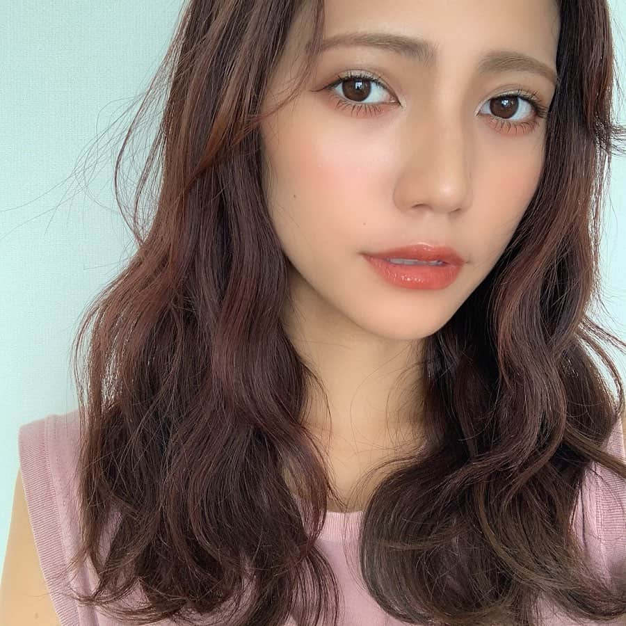 Marika Kajiwaraさんのインスタグラム写真 - (Marika KajiwaraInstagram)「コスメレポ💄 ＊ 今回は超絶お気に入りの KOSE  MAKE KEEP MIST 🧡 ＊ メイクの仕上げに５プッシュくらい 顔にスプレーすると メイクが崩れにくくなるっていう フィックスミストです♡♡ ＊ 安いし試しにと思って買ったら、 ほんとにメイクが崩れにくくなるし 保湿された肌が保てるのが凄い✨ ＊ ＊ 最近のベースメイクは、 Primavista 皮脂くずれ防止化粧下地 ↓ INTEGRATE プロフィニッシュファンデーション ↓ KOSE フィックスミスト の組み合わせが自分的に最強♥️ ＊ ＊ ＊  #フィックスミスト #毎日メイク #コスメマニア #コスメレポ #おすすめコスメ #メイク #ベースメイク #ビュースタグラマー #like #make #instagood」8月27日 12時00分 - marika__kw