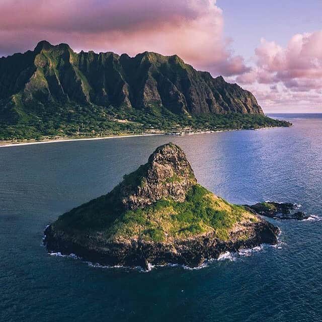 ハワイアン航空さんのインスタグラム写真 - (ハワイアン航空Instagram)「#チャイナマンズハット の名称でも有名なオアフ島沖の小島、 #モコリイ島 。モコリイとはハワイの言葉で「小さなトカゲ」という意味です。なぜ「小さなトカゲの島」と呼ばれるようになったのでしょうか？詳しくは#アイランドガイド をチェック👀 📷: @lonstagram_photos」8月27日 11時56分 - hawaiianairlinesjp