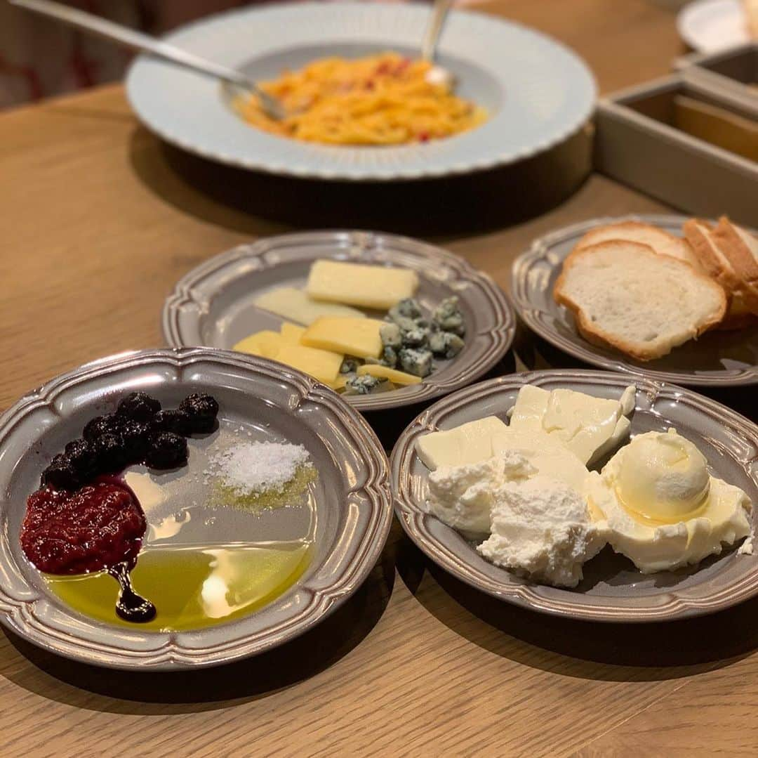 ayu kagawaさんのインスタグラム写真 - (ayu kagawaInstagram)「🧀🧀🧀 lunch with❤️❤️❤️ @hitomy220 @rosysaorimonster  やっと行けたFROMA🧀 チーズ食べ放題のlunch、最高だね😍  デザートに食べたバスクチーズケーキが美味しすぎて🤤 チーズケーキNo.1かも♡♡♡ ホールで食べたかった笑 ひーちゃんの息子君と同い年の娘♡ 念願のご対面出来て嬉しかったなぁ🤤👶🏻👶🏻❤️ #FROMA #fromayorkyscheeserestaurantandbar」8月27日 11時59分 - ayuyunyun