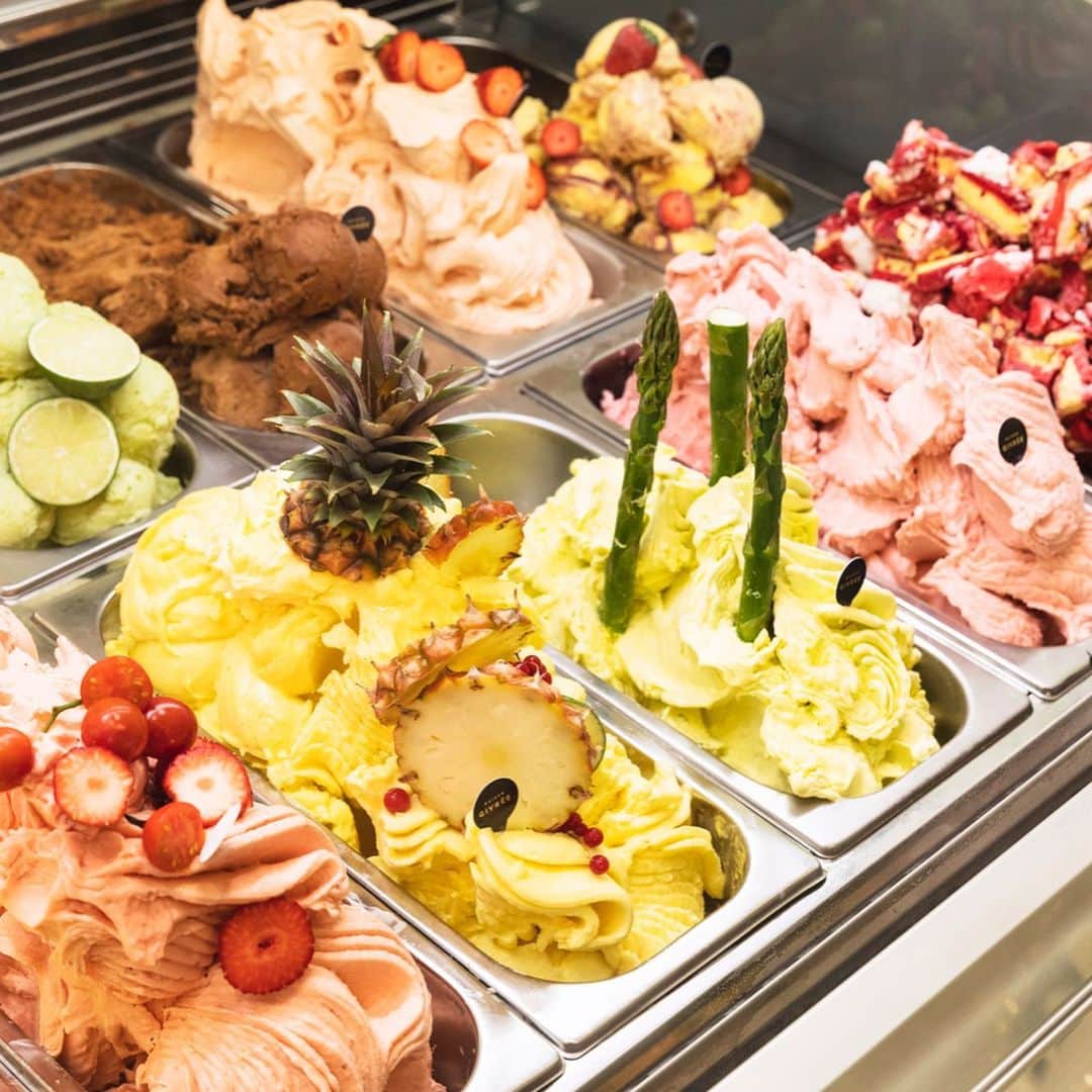 オズモール編集部さんのインスタグラム写真 - (オズモール編集部Instagram)「【東京で味わえる最新のひんやりスイーツ！「MAISON GIVRÉE」のアイスクリーム】 ㅤㅤㅤㅤㅤㅤㅤㅤㅤㅤㅤㅤㅤ 採れたてフルーツや野菜にこだわった、オリジナルアイスが味わえるパティスリー「MAISON GIVRÉE」 ㅤㅤㅤㅤㅤㅤㅤㅤㅤㅤㅤㅤㅤ M.O.F.フランス最高職人の元で経験を積んだシェフによる、旬の素材を使ったアイスが日替わりで12種類楽しめます✨ ㅤㅤㅤㅤㅤㅤㅤㅤㅤㅤㅤㅤㅤ また、ナスやアスパラガスなど、野菜を使ったアイスが多いのも特徴🍆 ㅤㅤㅤㅤㅤㅤㅤㅤㅤㅤㅤㅤㅤ トウモロコシのジェラートは、冷製のコーンポタージュスープを食べているような濃厚な味わいです🌽 ㅤㅤㅤㅤㅤㅤㅤㅤㅤㅤㅤㅤㅤ フレッシュフルーツをスイーツに生かす技術が込められた、自慢のアイスクリームを堪能しよう🍨 ㅤㅤㅤㅤㅤㅤㅤㅤㅤㅤㅤㅤㅤ 「MAISON GIVRÉE」紹介ページはこちら https://www.ozmall.co.jp/sweets/icecream/article/19499/ ㅤㅤㅤㅤㅤㅤㅤㅤㅤㅤㅤㅤㅤ @ozmall_editors  #オズモール #オズマガジン #東京女子部 #スイーツ #スイーツ巡り #スイーツ部 #スイーツ女子#ひんやりスイーツ #スイーツ好きな人と繋がりたい #アイス好きな人と繋がりたい #ひんやりスイーツメモ #東京カフェ#中央林間カフェ#MAISONGIVRÉE#アイス #アイス好き#アイス部#カフェ巡り#アイスタグラム」8月27日 12時02分 - ozmall_editors