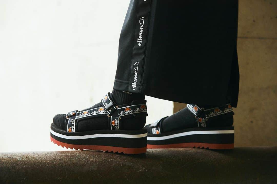 のインスタグラム：「2019 FALL NEW LOOK  Heritage Palermo Sandal  秋の新作がHPにて公開スタート。 詳しくはトップページ、リンクよりご覧いただけます。 https://www.goldwin.co.jp/ellesse/?category=heritage #ellesse #ellesseheritage #エレッセヘリテージ #2019fw #エレッセ #newlook #sandals #サンダル」