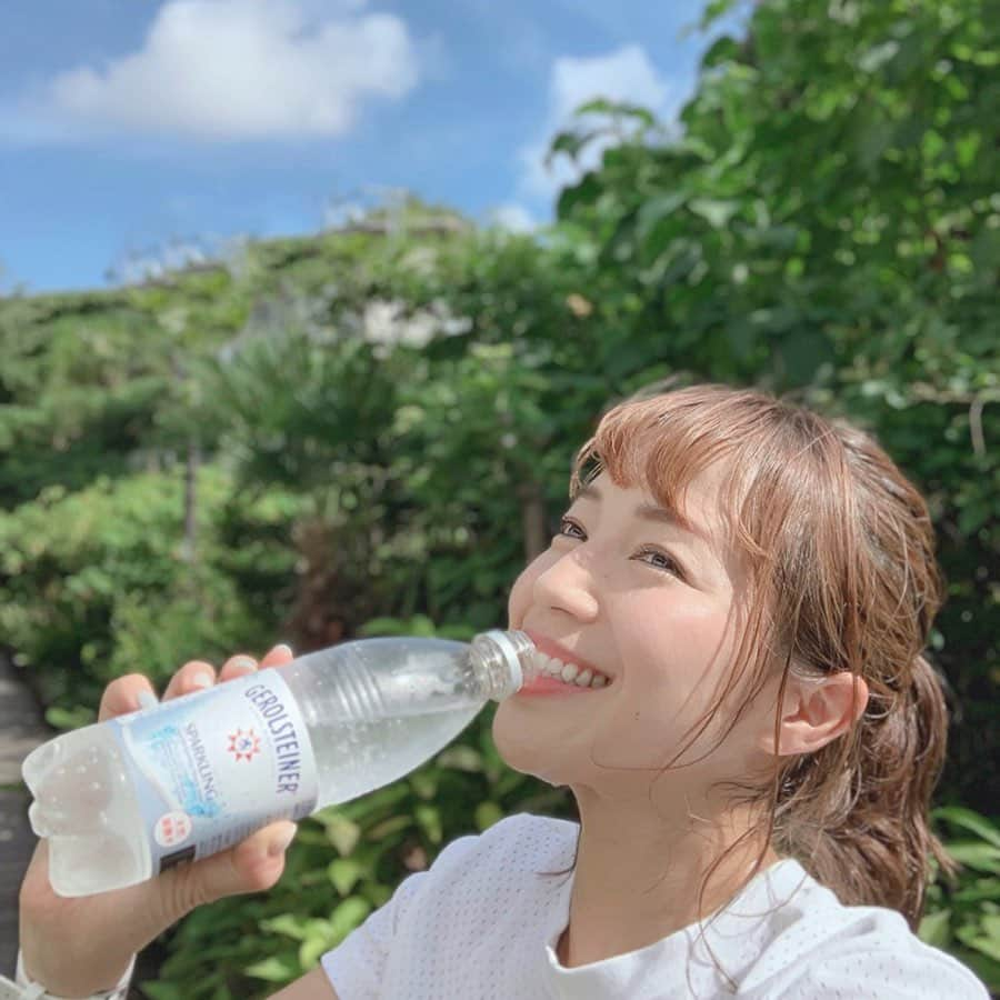 鈴木莉紗さんのインスタグラム写真 - (鈴木莉紗Instagram)「何年間もずーーーっと飲み続けている天然炭酸水 「ゲロルシュタイナー」のアンバサダーに就任しました✨ 大好きすぎるので、本当に嬉しい🥺 硬水は飲みづらいイメージがありますが、コレはとても飲みやすい！ だけど無味ではないから飽きずにゴクゴクいけちゃいます💪 今の季節は汗をかく量が多いので、軟水に比べればミネラルが多い硬水で水分補給のがオススメ🤗 水分やミネラルが足りないと、不調になりやすくパフォーマンスが落ちる原因にもなりかねません。 皆さんにもわたしのイチオシをぜひ飲んでもらいたいです✨✨ ・ #ゲロルシュタイナー #ポッカサッポロ #ゲロルfincアンバサダー #finc #fincアンバサダー #天然炭酸水 #ミネラル #硬水 #輸入水 #running #ランニング #ランニング女子 #マラソン女子 #マラソン練習 #ぼっち練習 #夏ラン #馬拉松 #馬拉松訓練 #跑步的日子都是好日子 #熱中症対策 #サブスリー」8月27日 12時05分 - suzuki__lisa