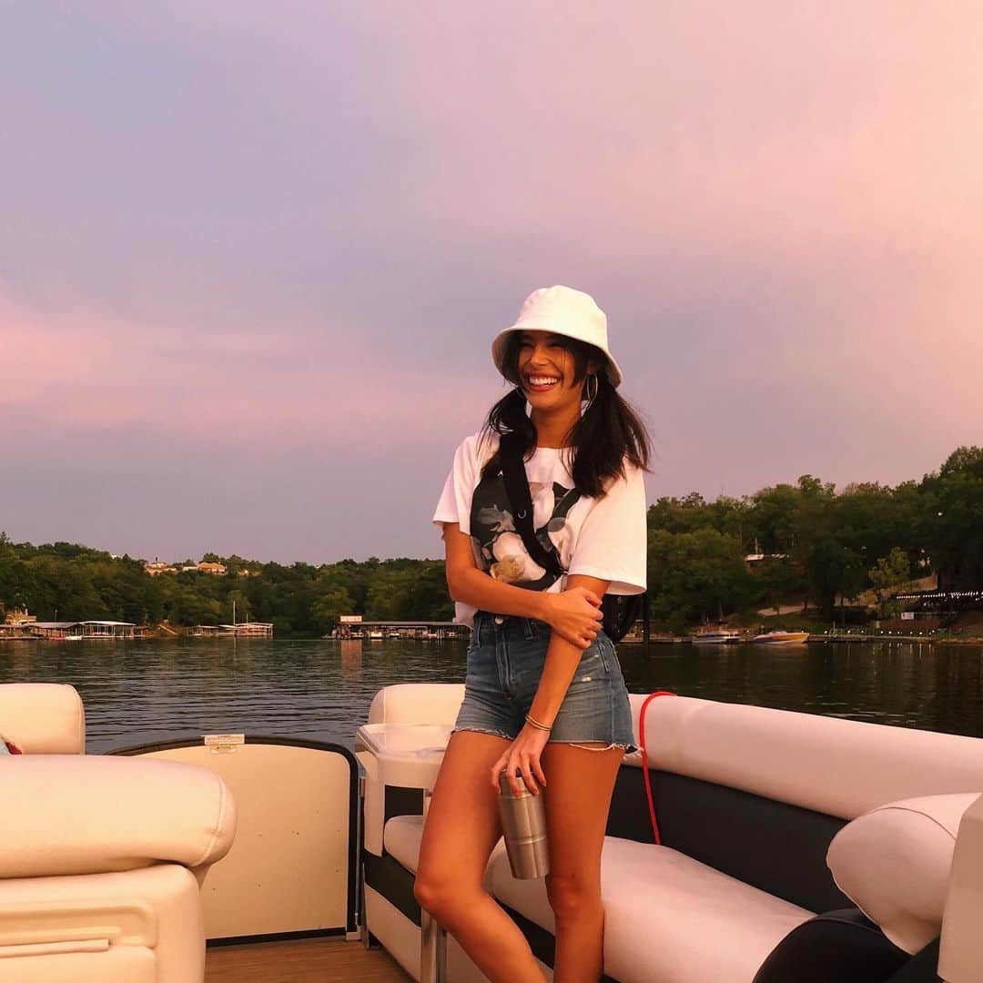 クロエ・ブリッジスのインスタグラム：「Adam and I spent the last week visiting his parents in the Ozarks and it was v v quality time filled with boats and jet skis and pretty sunsets. Thanks for having us @dennisd1657 and @devine.penny!」