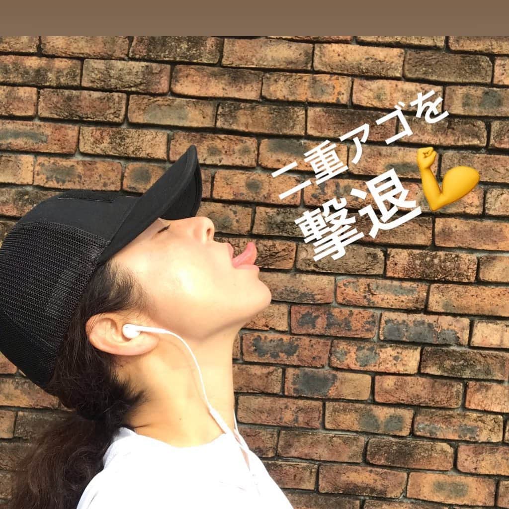 間々田佳子のインスタグラム：「二重アゴにはこれ💪  首回りのリンパの滞りも なくしましょう❣️ #表情筋研究家  #顔ヨガ #間々田佳子 #二重アゴ解消」