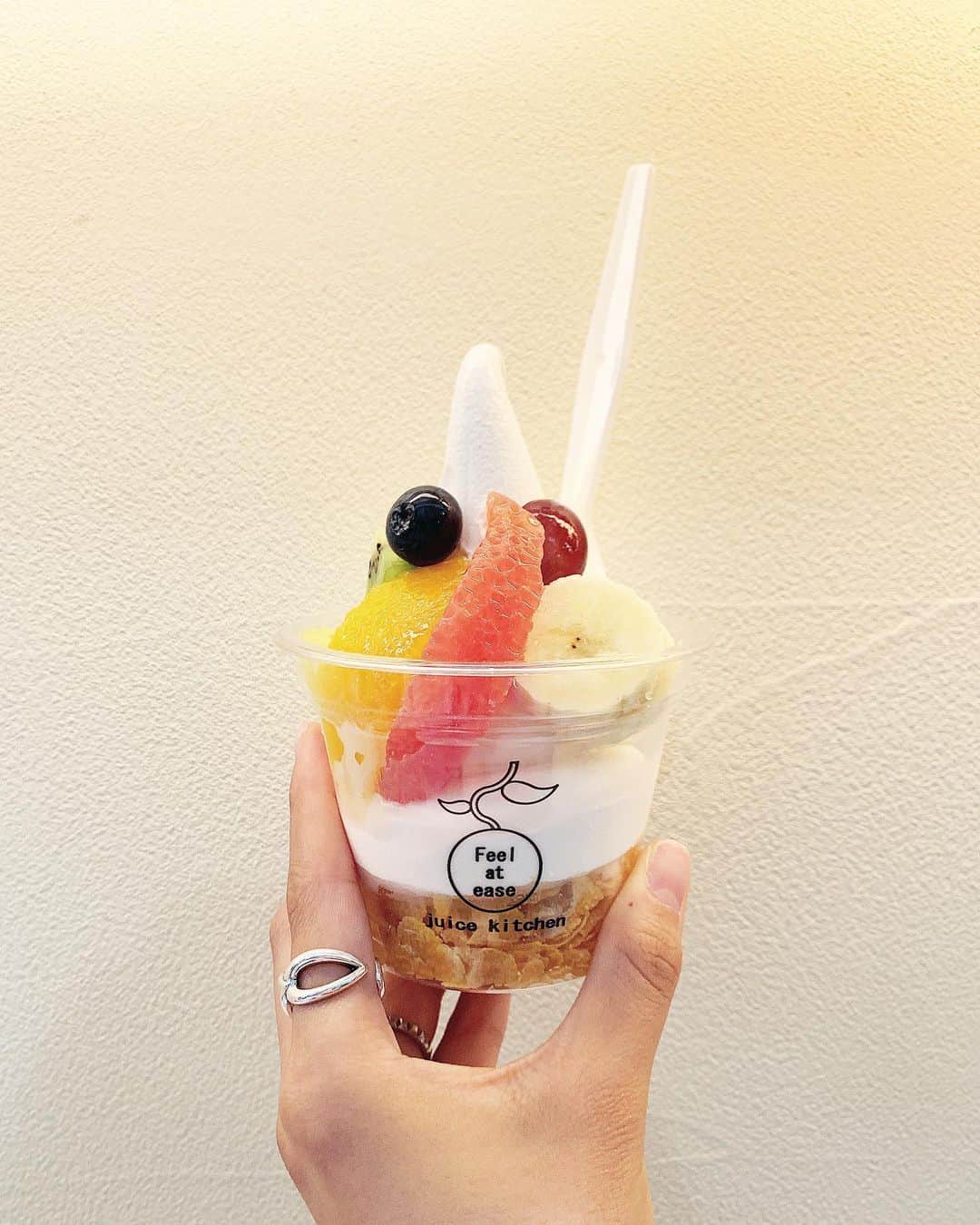 のインスタグラム：「. 栄に行ったら絶対に食べる。 定期的に食べたい ヨーグルトアイスのパフェ。 恋しい、、、。 . #栄#名古屋#ヨーグルトパフェ」