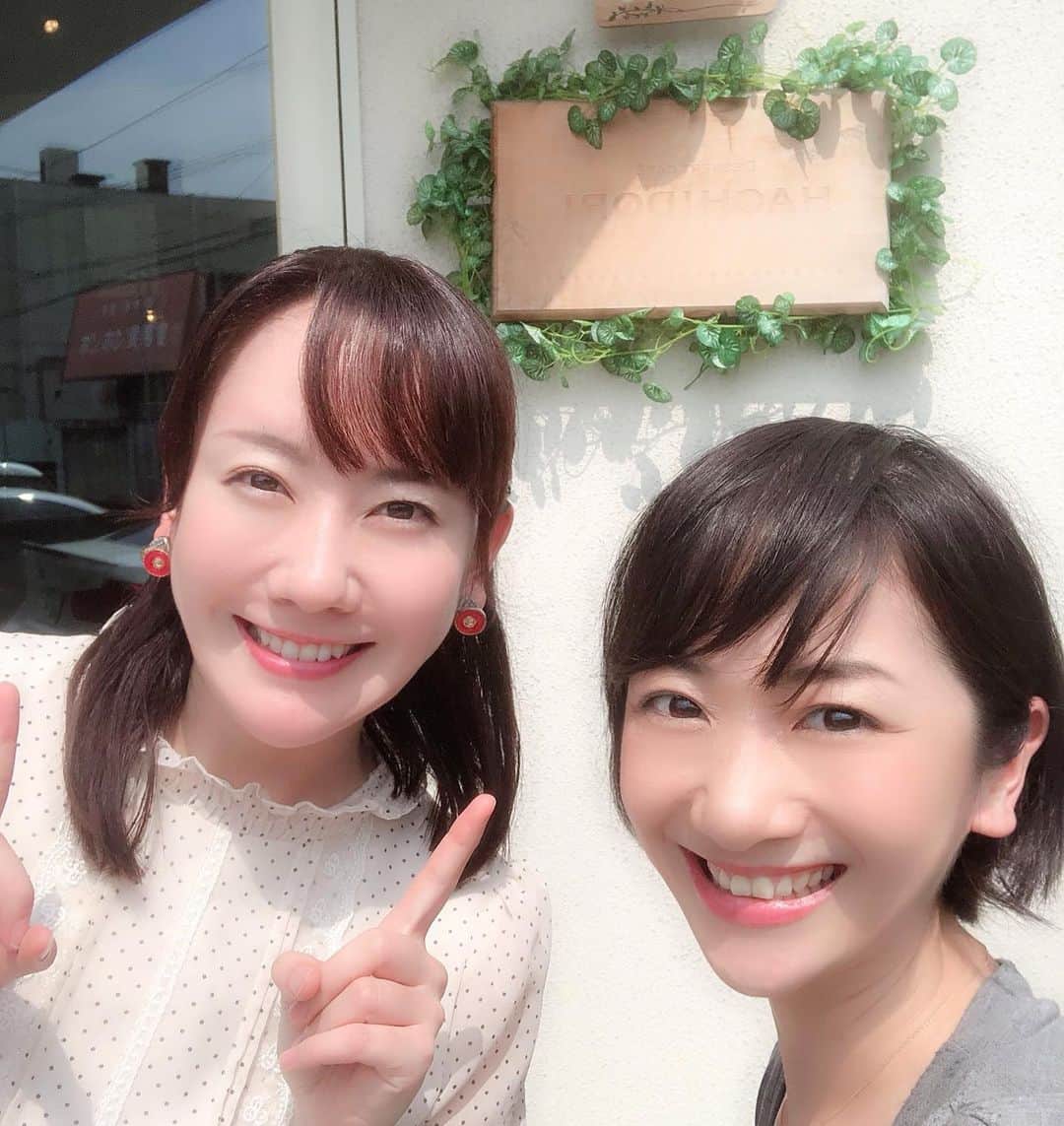 中山裕子さんのインスタグラム写真 - (中山裕子Instagram)「☆ 逗子、辻堂の方へ ロケに行ってきました🍨 . 大人気パフェ専門店 「デザートカフェ ハチドリ」さんの インスタ映えパフェをいただきました🙏 . 言い訳ですがw 撮影がご一緒だった フリーアナウンサーの河原美沙都さんとのお話が めちゃくちゃ楽しくて パフェ撮影のチャンスを逃しました🤣💓 . パフェは パティシエこご主人こだわりのデザイン性と 食べる人を最後まで飽きさせない 物語のような展開のある味わいで この夏の暑さの疲れも吹っ飛ぶ美味しさでした💥 . 写真もお見せしてないのに 力説ごめんなさい😂 . 初対面の河原さんとお友達の設定で モデルハウスを見に行く撮影だったのですが いきなり パフェを食べながらの掛け合いがスタートしたのに 会話の呼吸がものすごく自然で 本当に以前からの仲良しのように 会話が弾みまくりました🥰 なんと、ご出身が石川県！！！ しかも海側！！ 河原と書いて、かわらと読みます👍 石川ならでは！！ . 瞳が真っ直ぐで綺麗で 吸い込まれそうなほどの優しいオーラ🥺✨ こんなに素敵な方がこの世にいたのかという 衝撃が走りました😭 福井の方なら分かると思いますがw 私の中でのなっちゃん系です❤️ 存在が天使👼✨ たった一日ロケなのに 帰るころには いつもロケしているような ファミリーのような雰囲気になり この日ほぼスタッフみんな初対面ということに ゲストの方は驚いていました😂🎵 そして最後にはゲストの方も一緒に和気あいあい🌼 . こんなに楽しい現場に出会えて 本当に感謝です🙏✨ #中山裕子 #圭三プロダクション #河原美沙都 さん #シーフォルダ #youテレビ #逗子 #デザートカフェハチドリ #デュークスパフェ #辻堂 #japan #アナウンサー #リポーター #撮影 #ロケ #ありがとうございました」8月27日 12時15分 - yuko_nakayama_official
