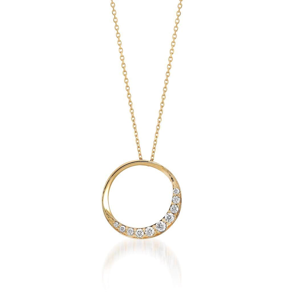 starjewelry_pressさんのインスタグラム写真 - (starjewelry_pressInstagram)「【Coordinate】#circle_moon 夜空に浮かぶ優美な輝きをジュエリーに閉じこめてー。  18金で象ったシャープなサークルに、ダイヤモンドが輝く洗練されたジュエリーは、同シリーズのピアス×ネックレスで組み合わせてより一層華やかに。  #starjewelry #スタージュエリー #gold #necklace #ネックレス #pierce #ピアス#moon #皆既月食  #diamond #ダイヤモンド #circle #jewelry #anniversary #coordinate #秋 #autumn」8月27日 12時15分 - starjewelry_press