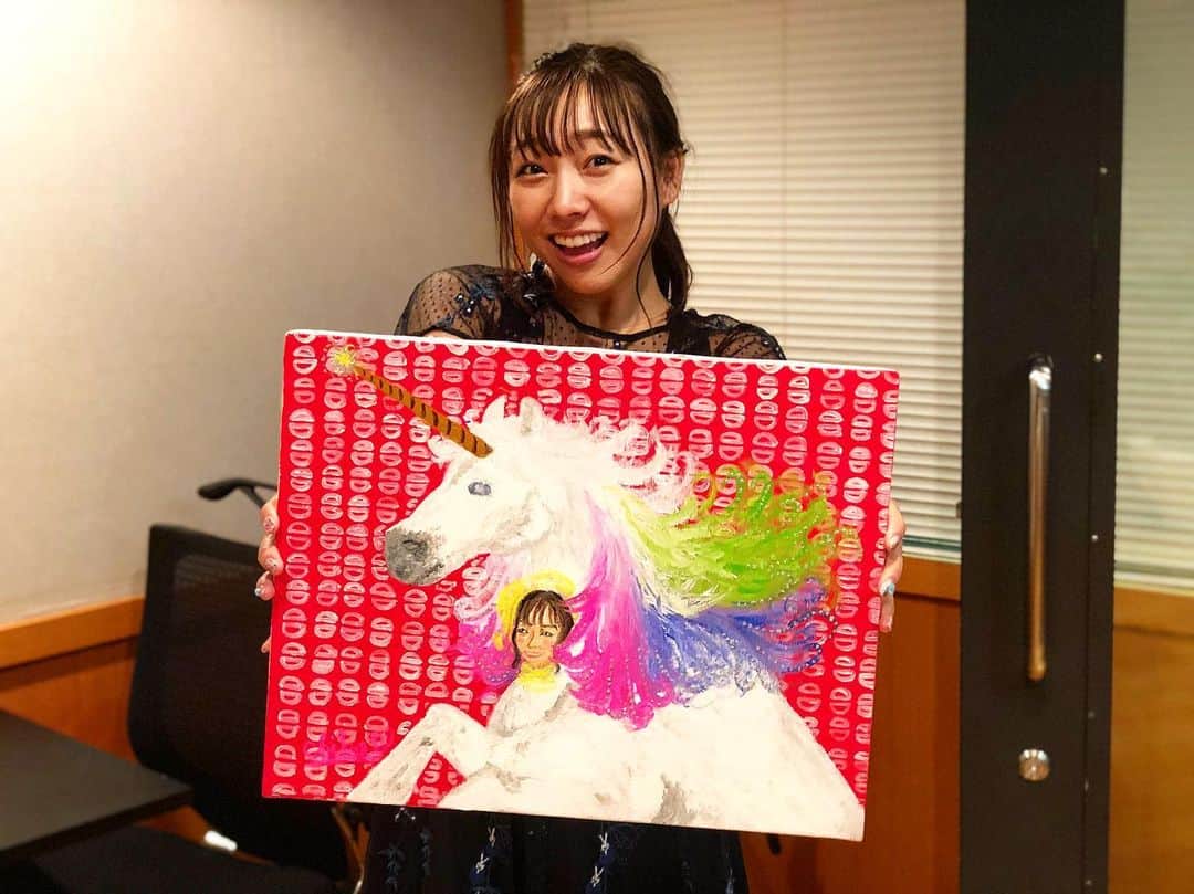 金山睦さんのインスタグラム写真 - (金山睦Instagram)「昨日のラジオで、 SKE48 須田亜香里ちゃん に お誕生日をだいぶ間違えてプレゼントしてしまった 作:ペイ の油絵🖼🎨 だーすーちゃんはみんなにファンタジーを与えてくれてるアイドルさんだから、ファンタジーの生き物のユニコーン🦄の着ぐるみを着て、いつでも一生懸命なだーすーちゃんを描きたくてこうゆう絵になりました❤️ #リスペクトを込めて #10月31日生まれ #mbsラジオ #オレたちやってマンデー #油絵 #ペイちゃん #ske48 #だーすーちゃん」8月27日 12時15分 - kanayama_chika