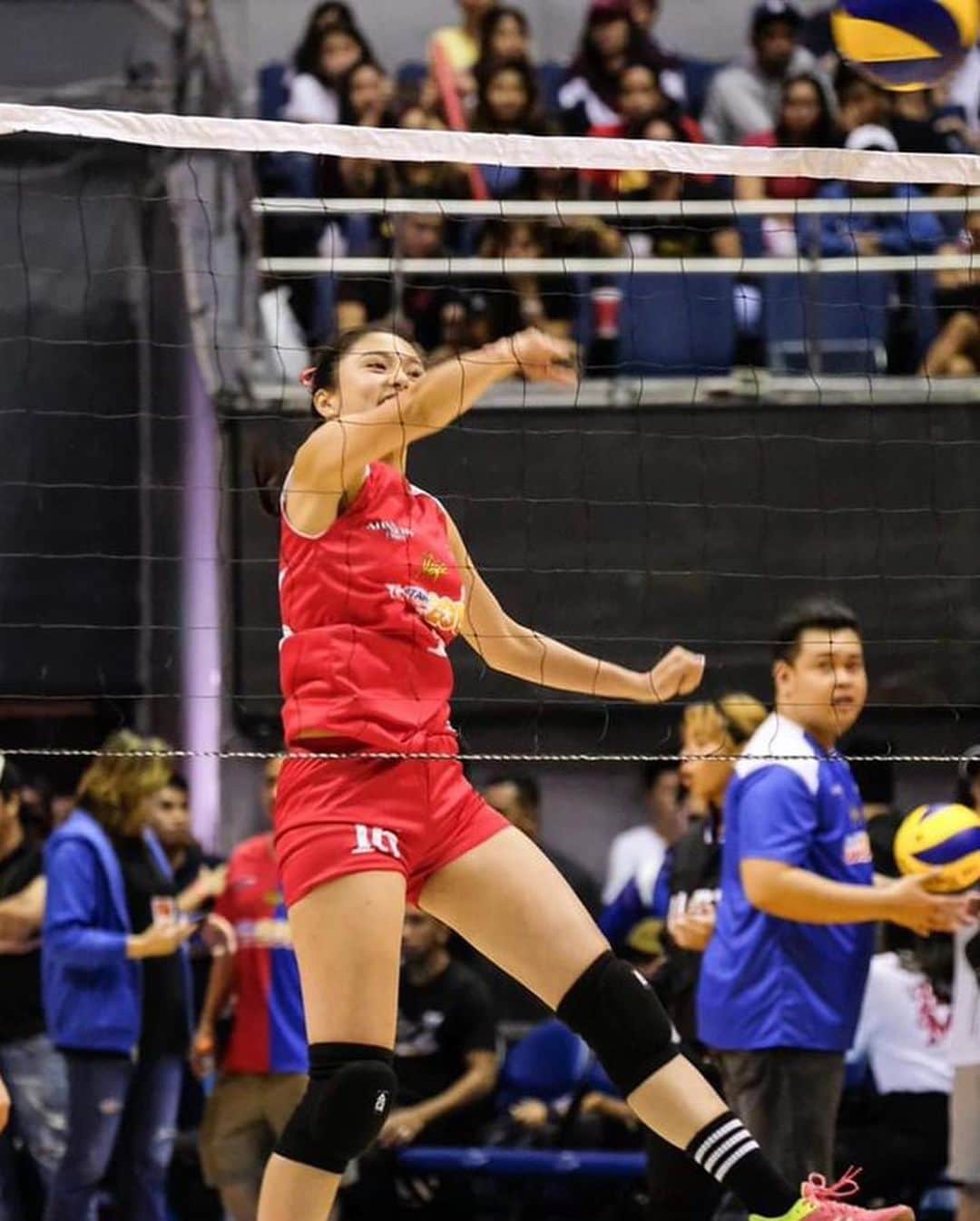 Kim Chiuさんのインスタグラム写真 - (Kim ChiuInstagram)「how to move on from this?!🙈😅❤️ . . as a volleyball fan, playing along side with legit players and coach plus in araneta is a dream come true, thanks abscbn events! this vball experience will definitely be one for the books!!!!💪🏻🏐 08-25-19 💯🔐 #sealed #thankful cto for the photos 📸」8月27日 12時21分 - chinitaprincess