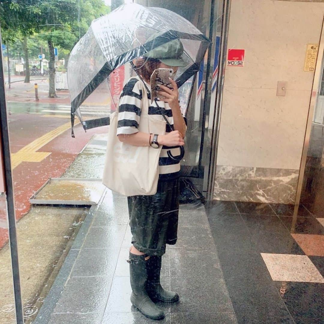 ukkyonkyonさんのインスタグラム写真 - (ukkyonkyonInstagram)「土砂降りや〜〜っ💦💦 # 今週全滅だって☔️☔️☔️☔️ #  今週末のドリカムライブ⤴️傘持って行くのやだなぁ〜〜😭😭⤴️ #  #locari  #partegram  #marcomasi#mery#beautiful#beaustagrammer  #fashionista #fashion  #fashionista #instagood #fashionblogger #jマダムのおしゃれ  #40代コーデ#アラフィフコーデ#アラフォーコーデ#大人ファッション#今日のコーデ #今日の服 #今日のファッション#定番#プチプラコーデ #プチプラファッション#ビュースタグラマー#シンプルコーデ#おしゃれさんと繋がりたい#スカートコーデ#夏コーデ#秋コーデ#雨コーデ#フルトン#バードゲージ」8月27日 12時32分 - ukkyonkyon