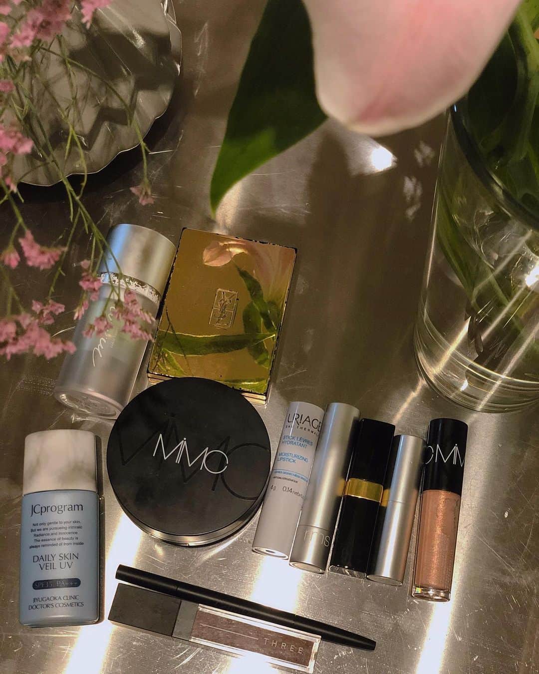 のインスタグラム：「. my make!こちらにも🙆🏻‍♀️ 左下から時計回りに ○JCprogram デイリースキンヴェールUV @luveheartsandbe_mainstore で購入可⭕️ ○mmm カラーチューナーGR ○YSL アイブロウクチュールパレット1 ○MIMCミネラルリキッドリーシャドー03 ○RMK グロースティック ○CHANEL ルージュココラッシュ202 ○rms リップスティックプリティヴィカント ○MIMCミネラルリキッドファンデーション205 ○celvoke アイブロウリキッド 01 ○THREE アルカミストツイストフォーアイ08 . . 日焼け止めや、ベースメイク系は肌が揺らぎやすいので頻繁には変えないですが、調子悪くなったり、 なんかちょっと今の気分と違うなーと思い出したら 違うのに変えます✊🏻 アイメイク、リップは季節で変えたい派🌼 その時で結構違うけど、 ずーーーと愛用してるお気に入りリップは rmsのプリティヴィカント🍑」