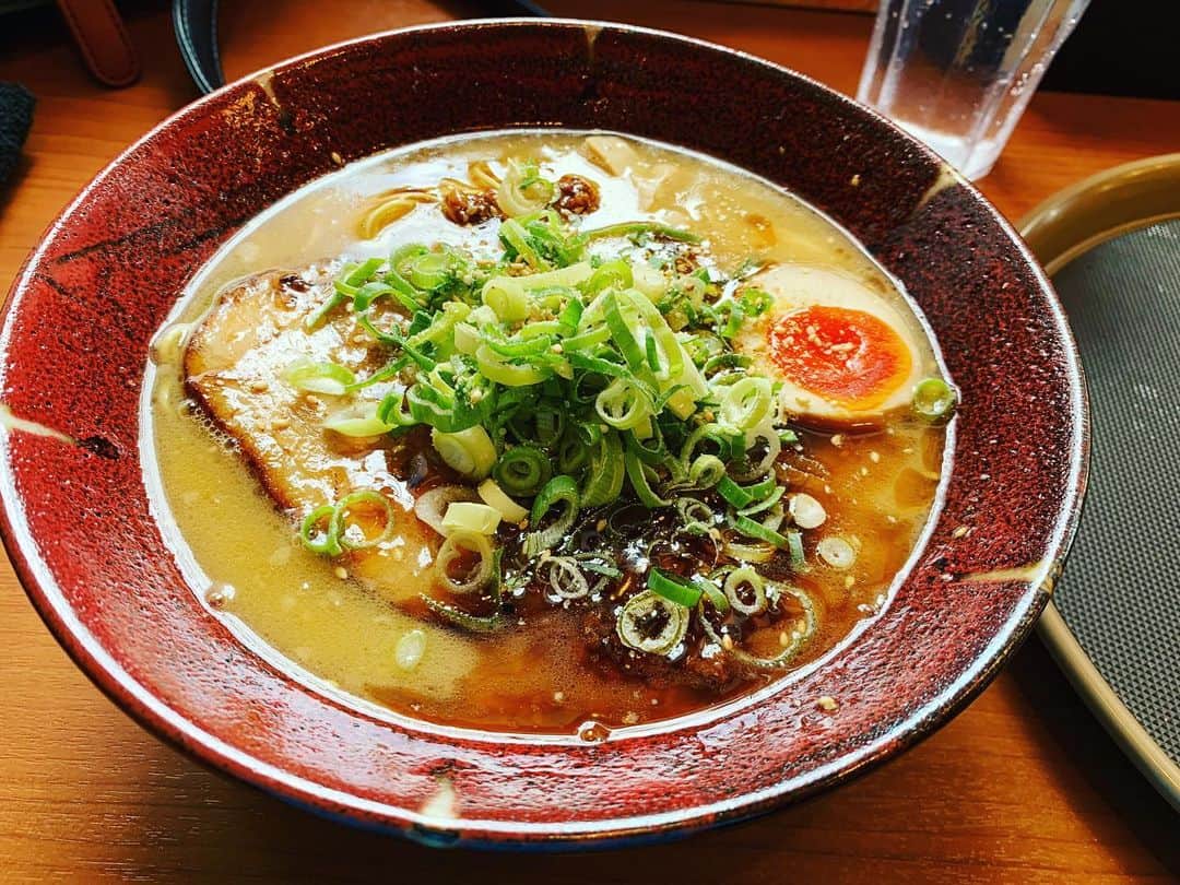 まぜそば・らーめん 覇丸堂のインスタグラム：「・ この間の賄いの 「赤とんこつらーめん！」 ほどよい辛さがうますぎる！ ・ ・ #覇丸堂#濃厚#まぜそば#追いめし#油そば #豚骨らーめん#とんこつラーメン #はまぐりラーメン#塩ラーメン #台湾まぜそば#塩まぜそば #唐揚げ食べ放題#からあげ#唐揚げ#近畿大学#近大 #食べ放題#腹パン#東大阪 #麺スタグラム #飯テロ#食テロ」