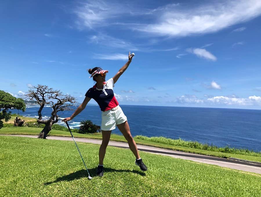 佐野千晃さんのインスタグラム写真 - (佐野千晃Instagram)「沖縄最終日フライト前にゴルフ行ってきましたん！﻿ ﻿ 朝8時半からなのに暑い暑い暑い！！！﻿ ﻿ がしかしロケーションも最高でスコアも悪くないので最高でした( ´ ▽ ` )﻿ ﻿ メンツが癖ありすぎて疲れたけど←﻿ ﻿ 100切りしたかったなーーーー﻿ 最後パーで上がれば行けたのにーーーー﻿ ﻿ パターの打ち方変えてなんかしっくり来ないし練習もしたくないけど、慣れてスパスパ入るように顔晴りまっす⛳️﻿ ﻿ Best→94﻿ Ave→101.8﻿ Goal→Ave100切り﻿ ﻿ #workout #training #sport  #wear #sportwear #スポーツ #筋トレ女子 #筋トレ #ワークアウト #スポーツウェア #筋肉 #筋肉美 #go  #run #running  #marathon  #ゴルフ #ゴルフ女子 #ゴルフ好き #champion #championgolf #チャンピオン #キャロウェイ ﻿ ﻿ ﻿」8月27日 12時41分 - sanochiaki810