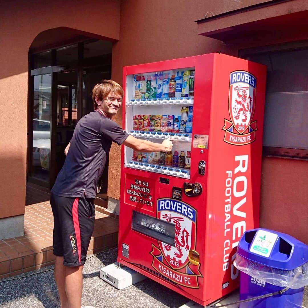 カレン・ロバートさんのインスタグラム写真 - (カレン・ロバートInstagram)「ローヴァーズ木更津FC自動販売機2号機が設置されました‼️ 場所は千葉県袖ヶ浦市の麺処 霧笛さん🤩👍 上品な味のホワイトガウラーメンがおすすめです💕 まだまだ房総半島真っ赤っか計画進行中です🚗✨✨ #ローヴァーズ木更津FC#房総半島#袖ヶ浦市#霧笛#ホワイトガウラーメン#早速購入#リポビタンD#ラグビーワールドカップ始まるよよよ」8月27日 12時42分 - bobby201608