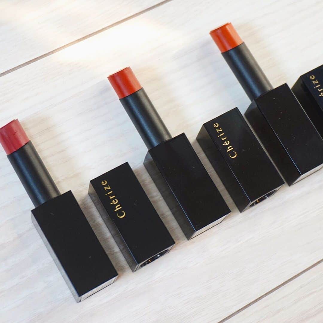 花岡維生さんのインスタグラム写真 - (花岡維生Instagram)「コスメから秋支度💄🍁 8月18日に新宿LUMINE2にOPENしたコスメブランド 〝Chérize(シェリゼ)〟 のリップをお試しさせていただきました🧡 左から3色♪ ☑︎01 Cassis Pink 大人っぽくて品がある色味なので、いろいろなシーンで使えそう♪ イエベの私も使いやすい絶妙なカラー♡ ☑︎02 Brick Red 赤リップだけど赤過ぎない、リップだけ悪目立ちすることのない、肌馴染みの良い赤♡ ☑︎03 Deep Orange すっごく使いやすいオレンジ♪今の季節から使えて、秋冬にもぴったりな落ち着いたオレンジ♡ ＊ 3色ともマットな質感ですが、乾きにくく、程よい発色の良さで、ふんわりさせたい時は輪郭を指でぼかしやすくて、使い心地も🙆‍♀️❤️ 何より、どれも肌馴染みが良く、どんなお肌のトーンにも合いそうな絶妙な色味なところが好きです🙌💕 @cherize_cosmetics  #cherize #シェリゼ #秋コスメ #秋リップ #赤リップ #オレンジリップ #カシスピンク #秋カラー #2019aw #💄 #秋支度 #コスメ #cosmetics #新商品 #lipstick #lipsticks」8月27日 12時43分 - yuin.a