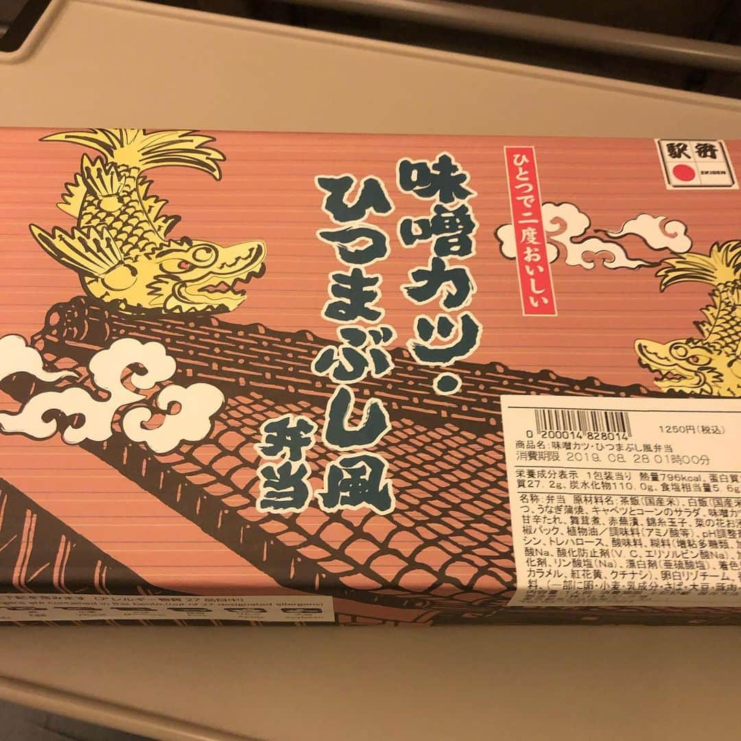 和田 一浩さんのインスタグラム写真 - (和田 一浩Instagram)「移動の弁当、目に付くのはやっぱり名古屋メシ！ #味噌カツ #ひつまぶし #和田一浩」8月27日 12時52分 - wadakazuhiro