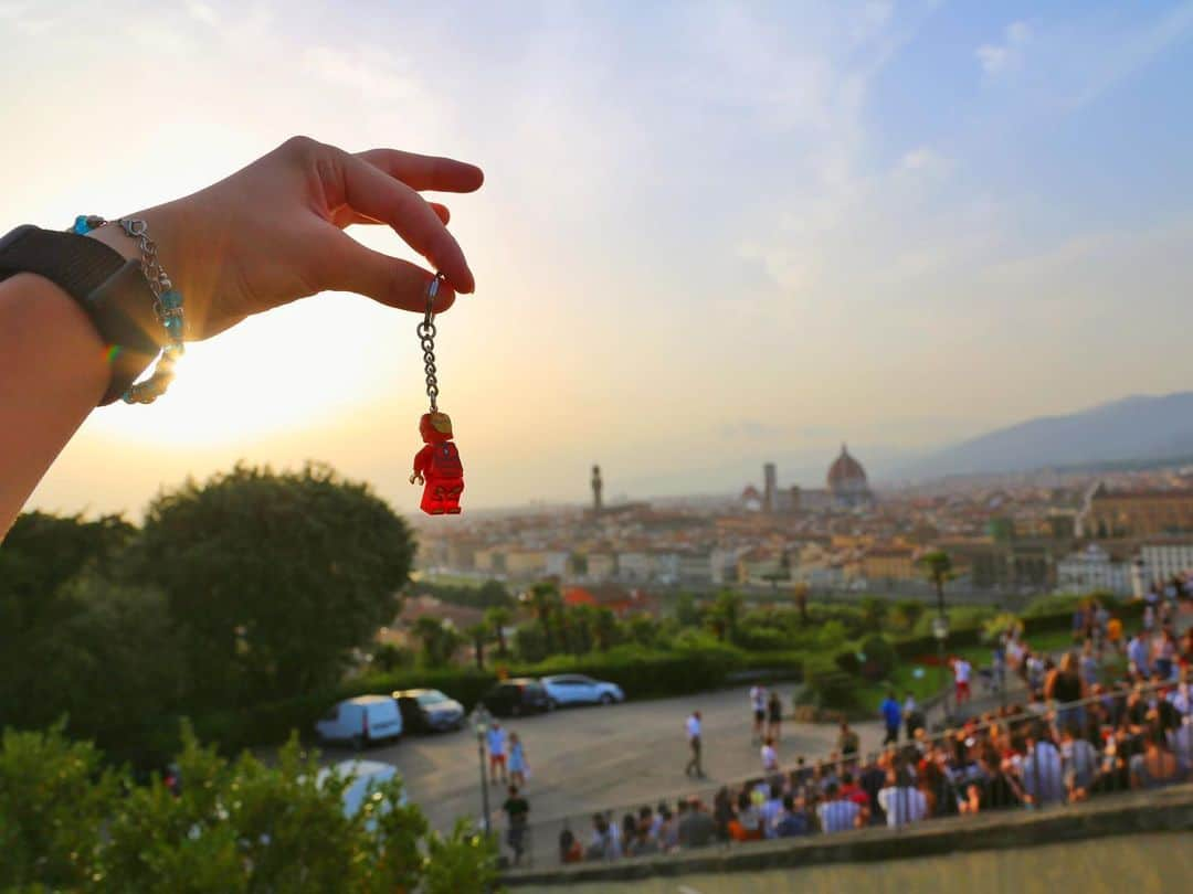 草野大成さんのインスタグラム写真 - (草野大成Instagram)「. . 🇮🇹Italia🇮🇹 . . ここはFirenze（フィレンツェ）の街が一望できるミケランジェロ広場（Piazzale Michelangelo）でございます🥝 . . フィレンツェに行ったら必ず行っときたい場所です！！ . 夕方になると夕焼けを見に沢山の人が集まりますが嫌な混み方ではなくみんなで一緒にワイワイ楽しみながら夕焼けが見れます🌞 . . いい感じに散歩しながら来れる場所でした！！ . . #italia #firenze #piazzalemichelangelo #sunset #ironman #stormtrooper #gopro #ずっと見ていた光景に来れる幸せ」8月27日 13時01分 - taiprogram